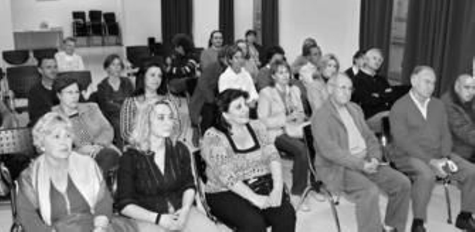 Algunos de los asistentes ayer a la charla de la asociación espiritual.