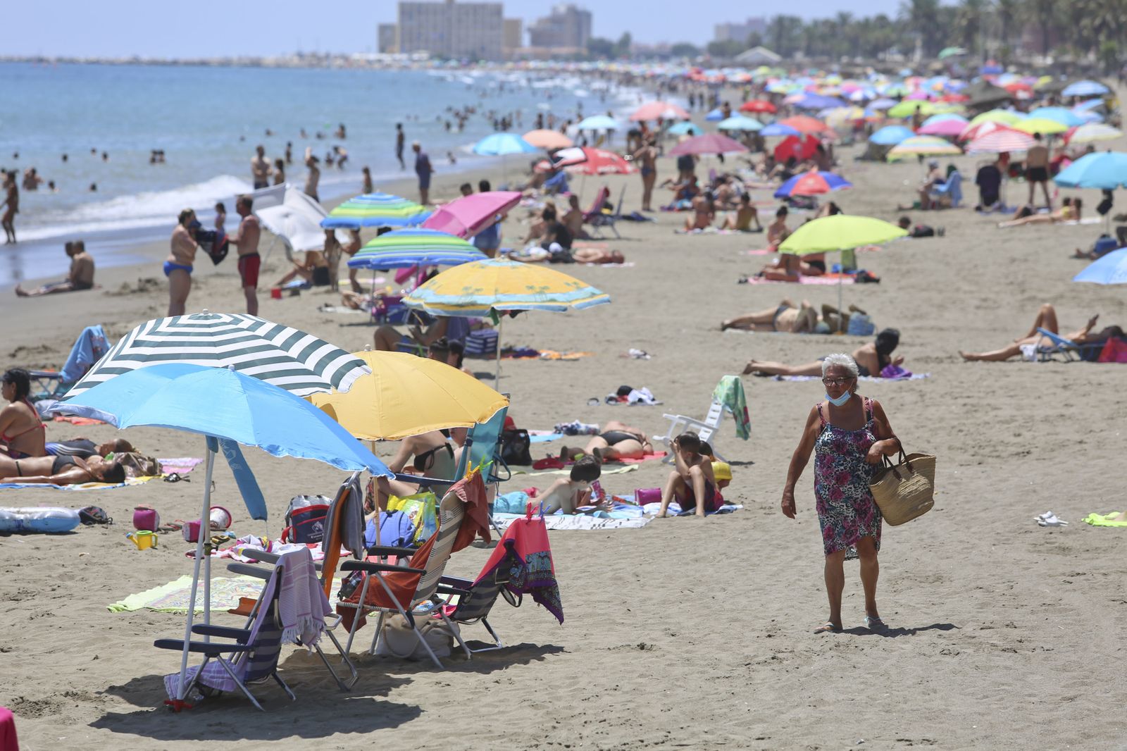 Fotos del primer día de mascarillas obligatorias en las playas y el Centro de Málaga