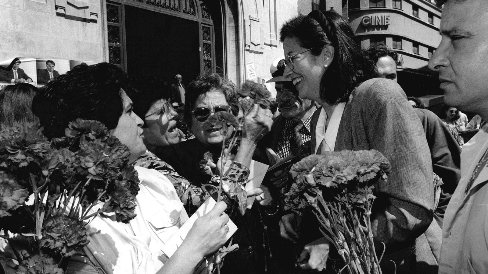 Carmen Romero, repartiendo claveles a un grupo de mujeres en una campaña electoral en la Plaza de las Flores de la capital gaditana. Carmen Romero, repartiendo claveles a un grupo de mujeres en una campaña electoral en la Plaza de las Flores de la capital gaditana.