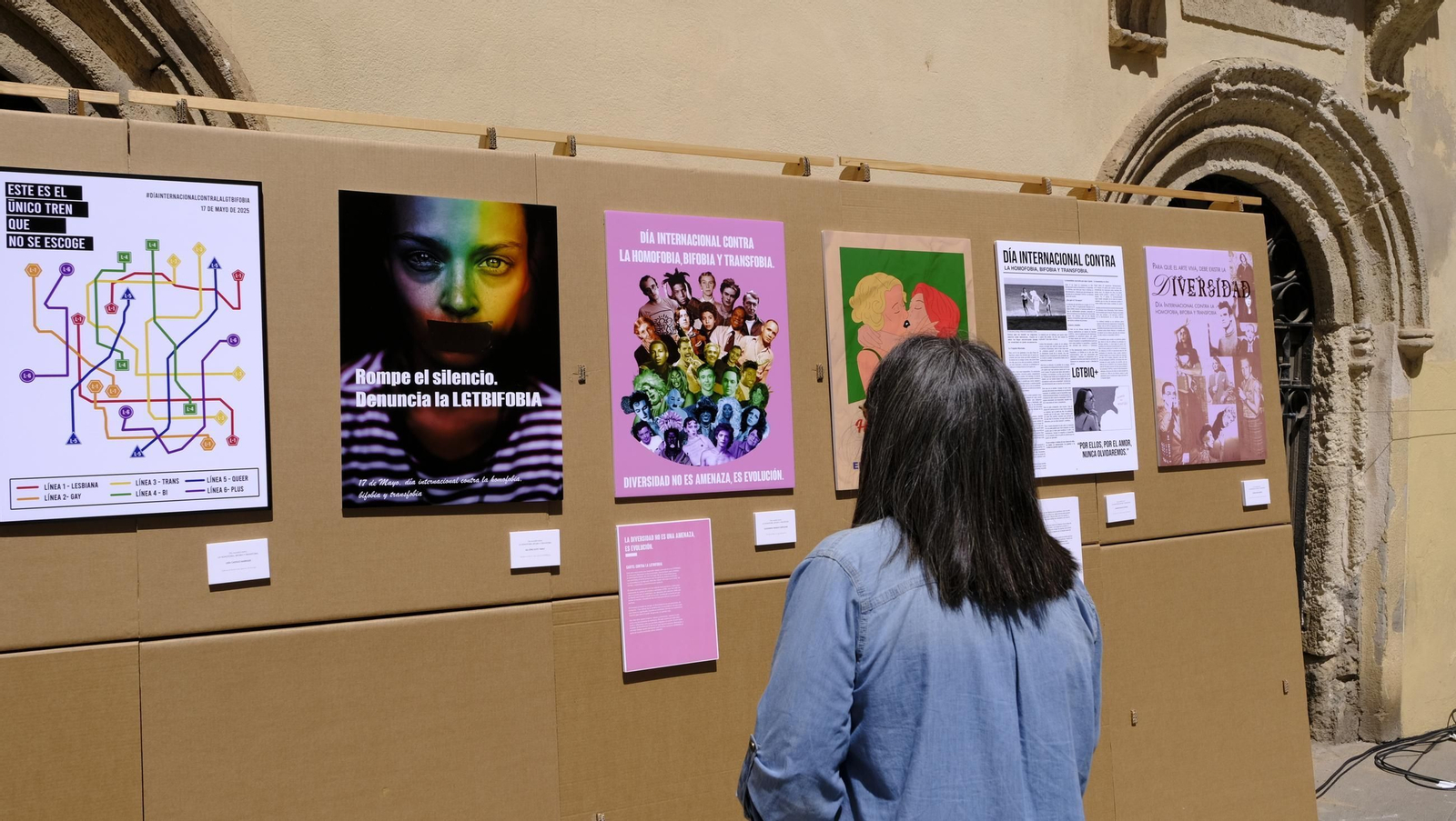 Lectura del manifiesto del Día Internacional contra la Homofobia en Almería, en imágenes
