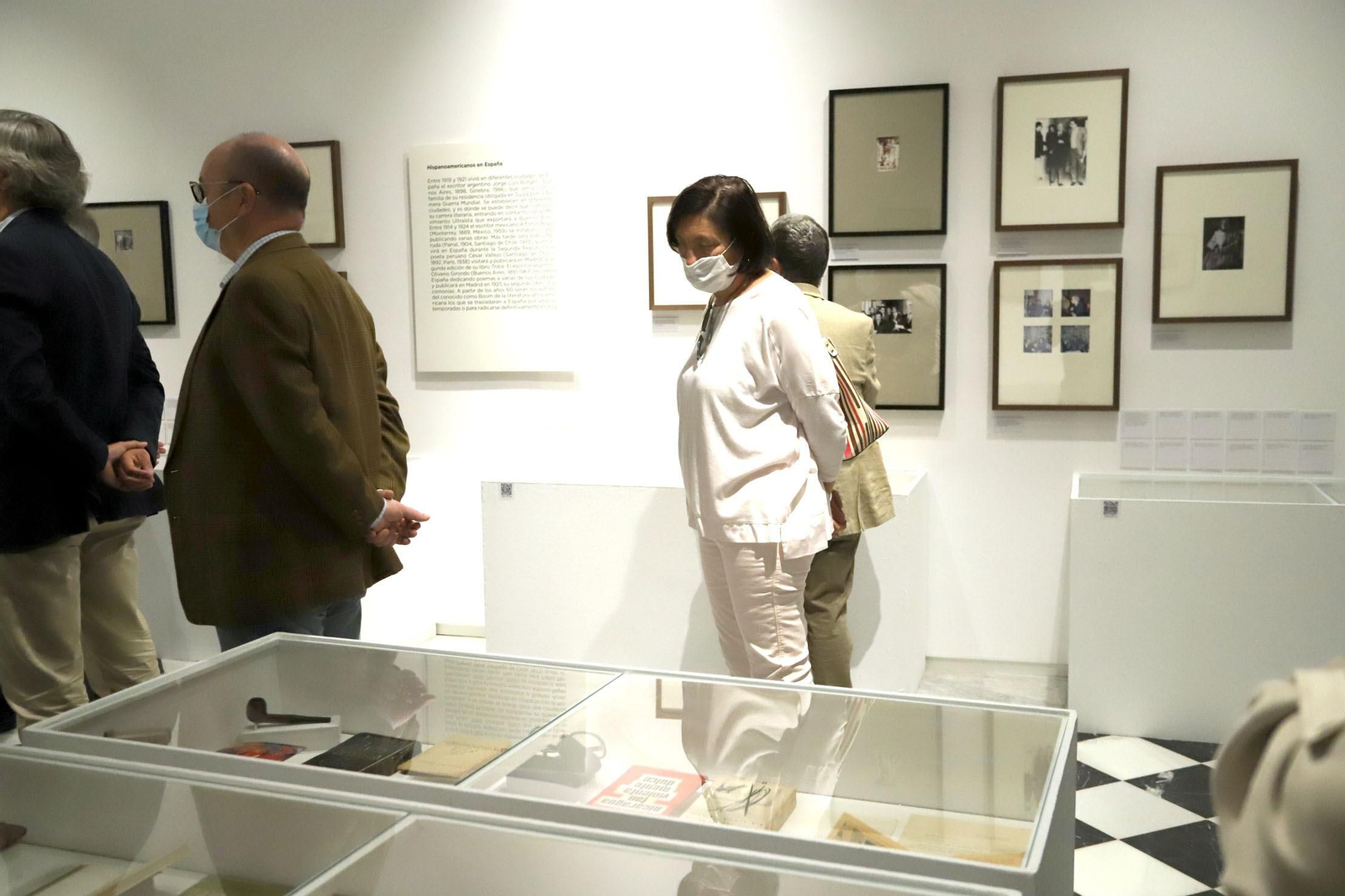 Las imágenes de la inauguración de la exposición 'Los Nuestros. Un puente de palabras'en el Comercial