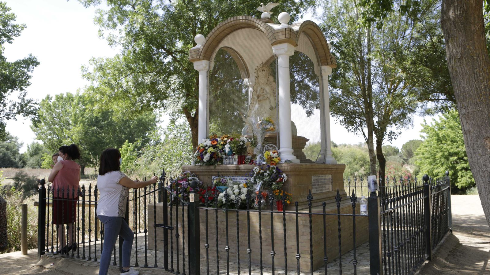 Imágenes de un viernes de Rocío sin romería