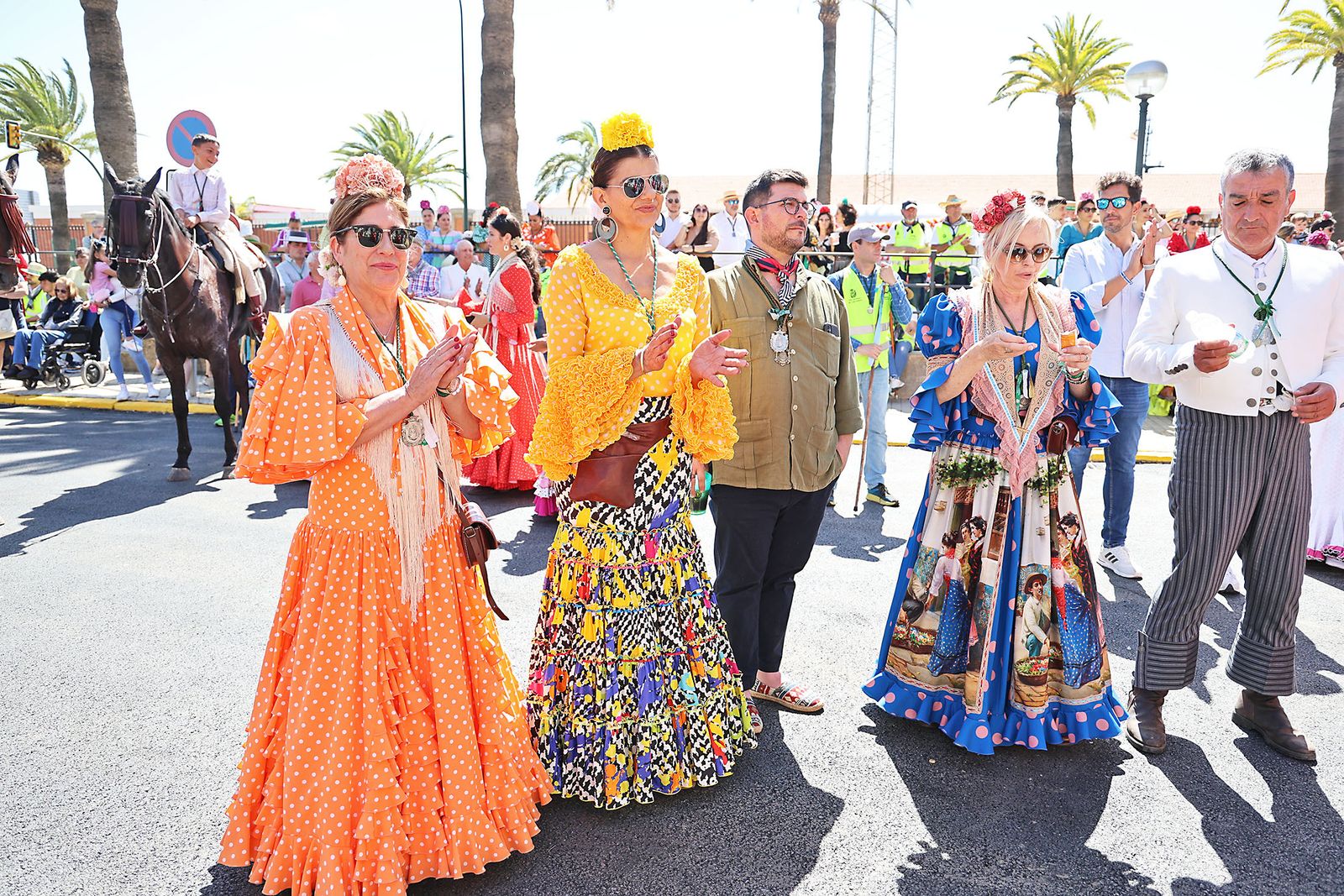 Imágenes de la Hermandad del Rocío de Punta Umbría a su paso por Huelva