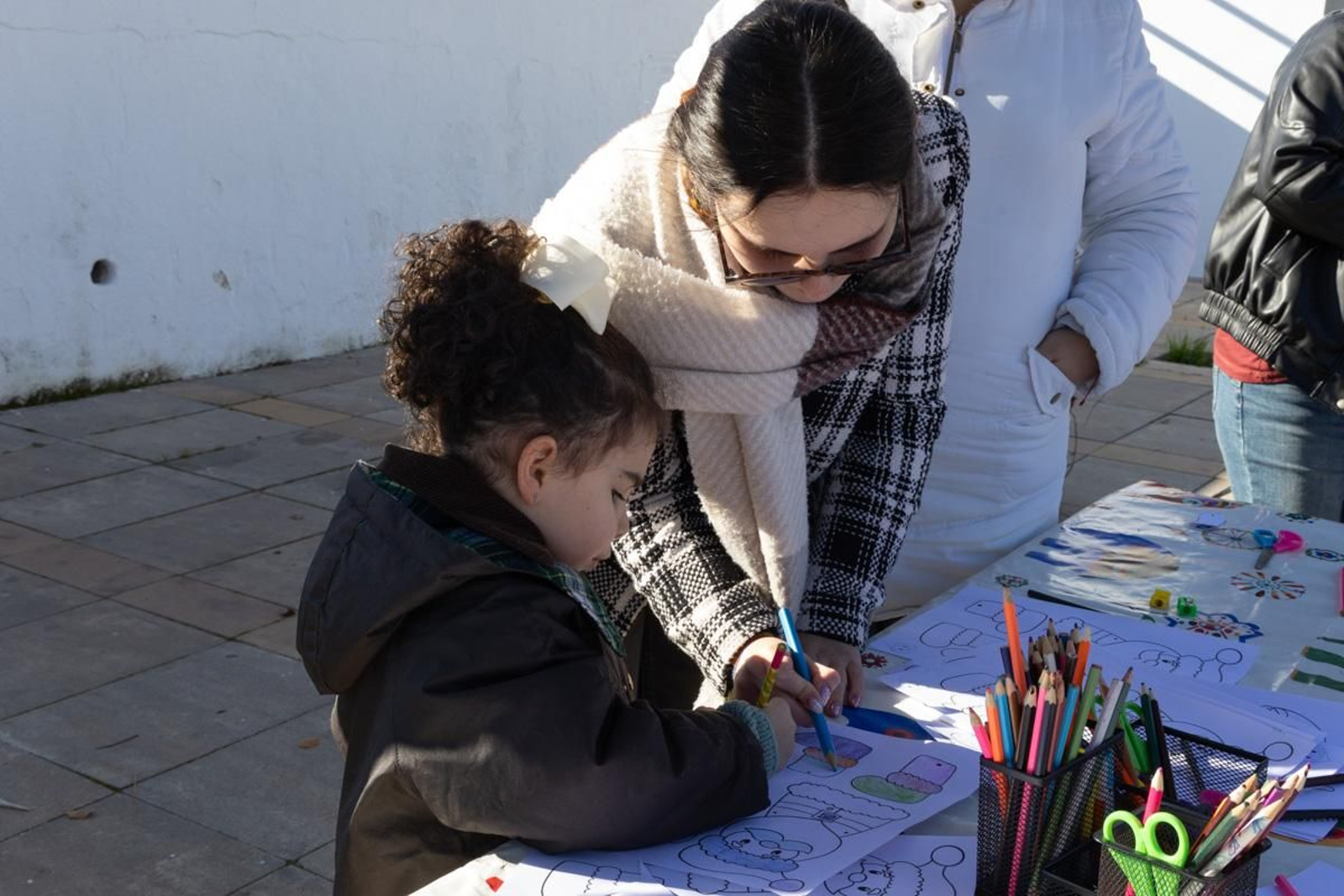 Chocolatada solidaria, caravana de coches, campanadas infantiles y juegos para los más pequeños en Monte Lope Álvarez