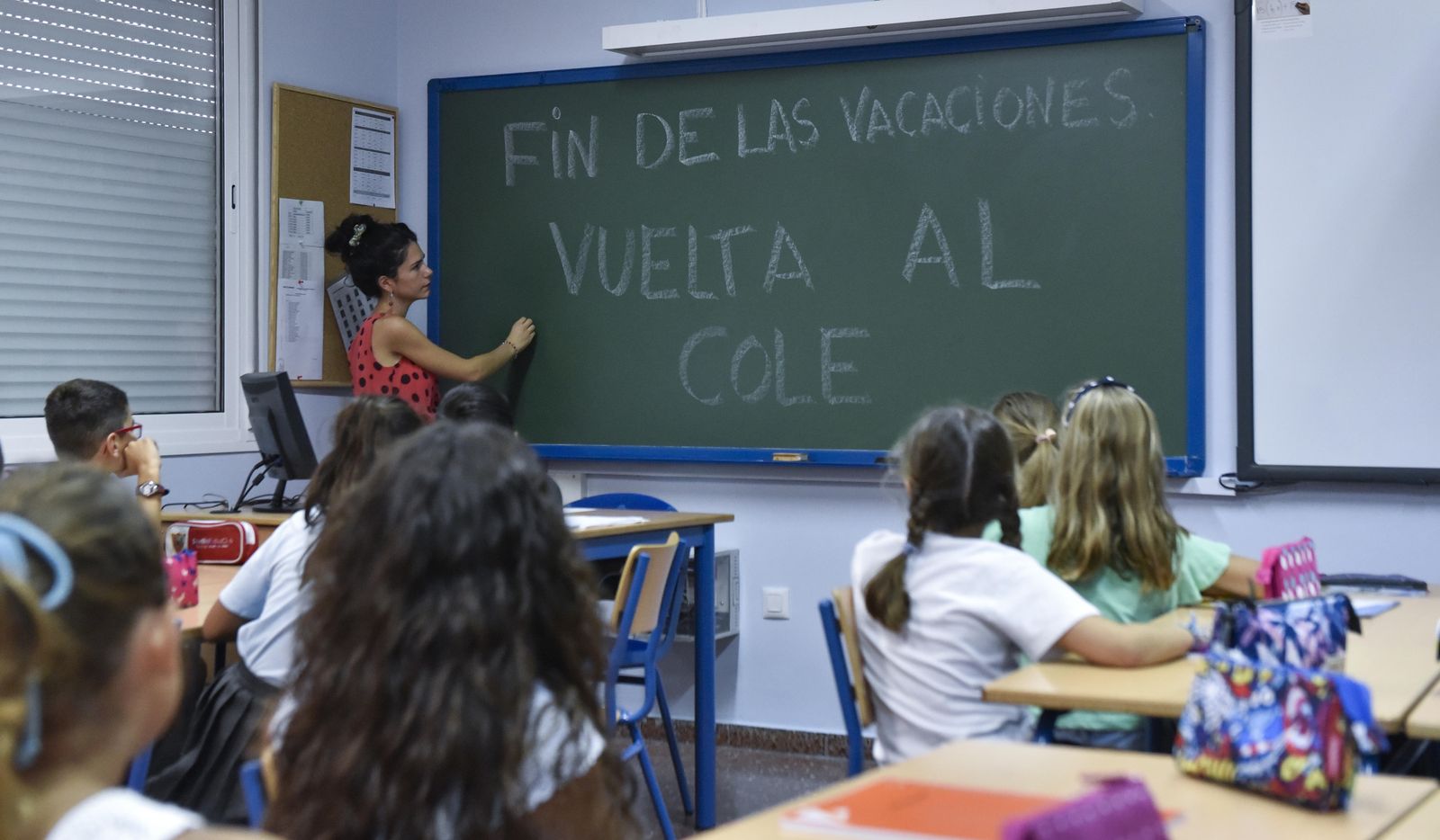Una docente da la bienvenida a sus alumnos tras las vacaciones.
