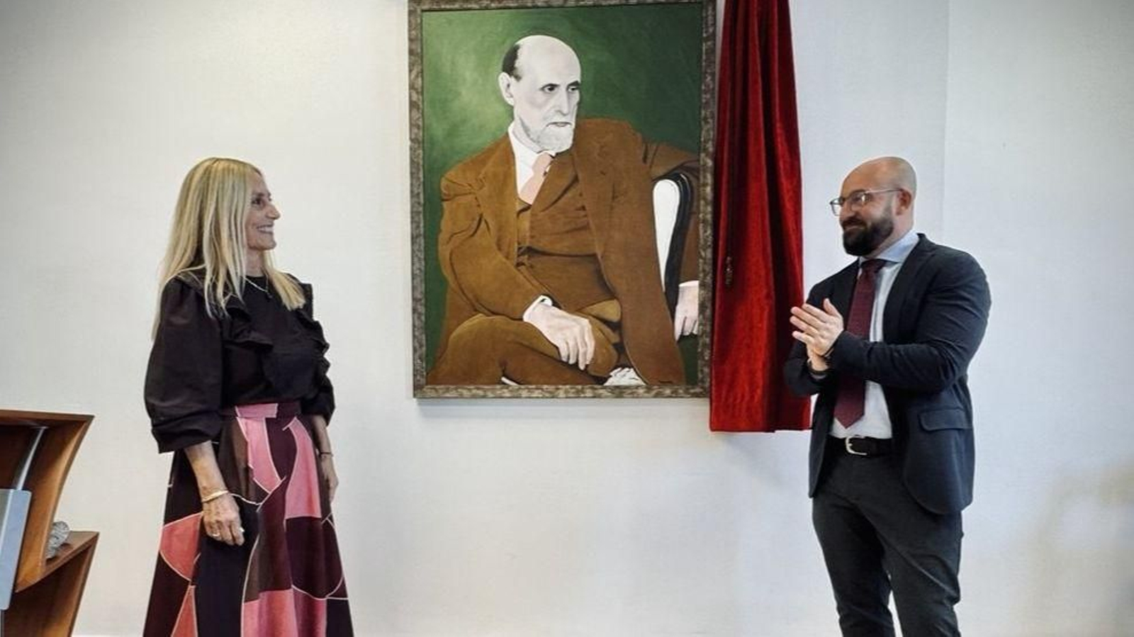La autora del cuadro y el alcalde, junto al retrato.