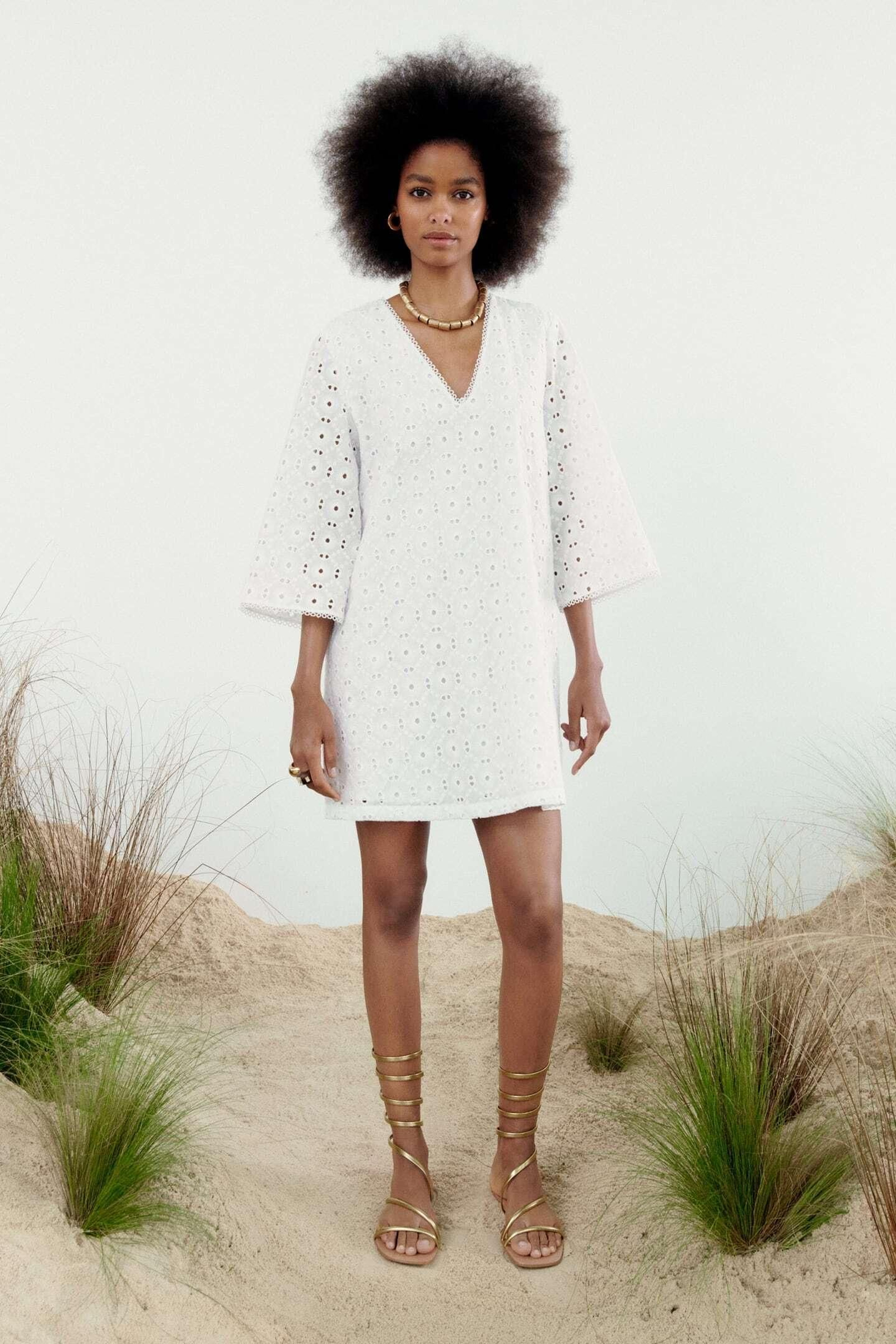 Vestido blanco perforado y corto de Zara.