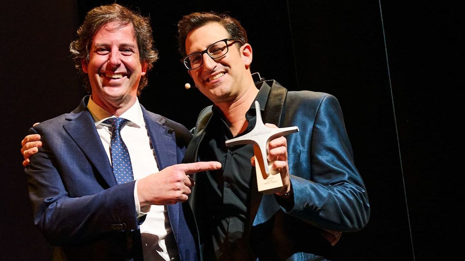 José Pablo Garcia, a la derecha, con el premio.