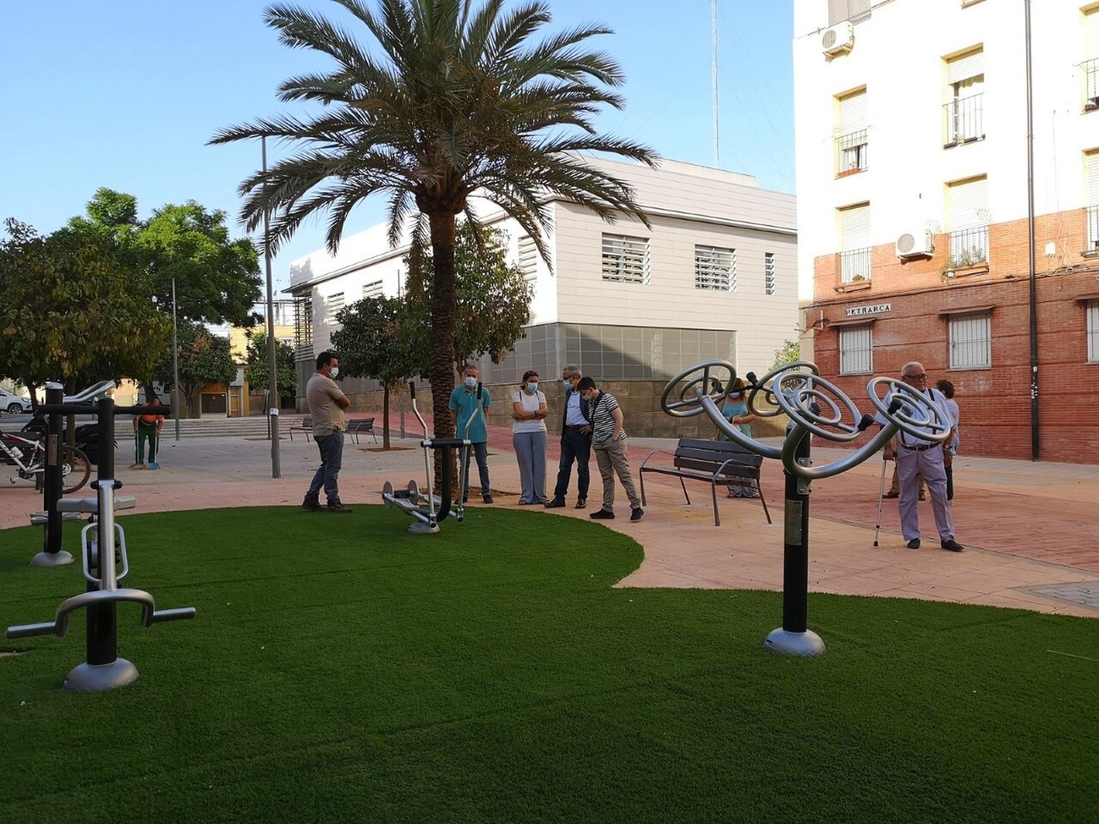 Aspecto de la calle Petrarca tras su reurbanización.
