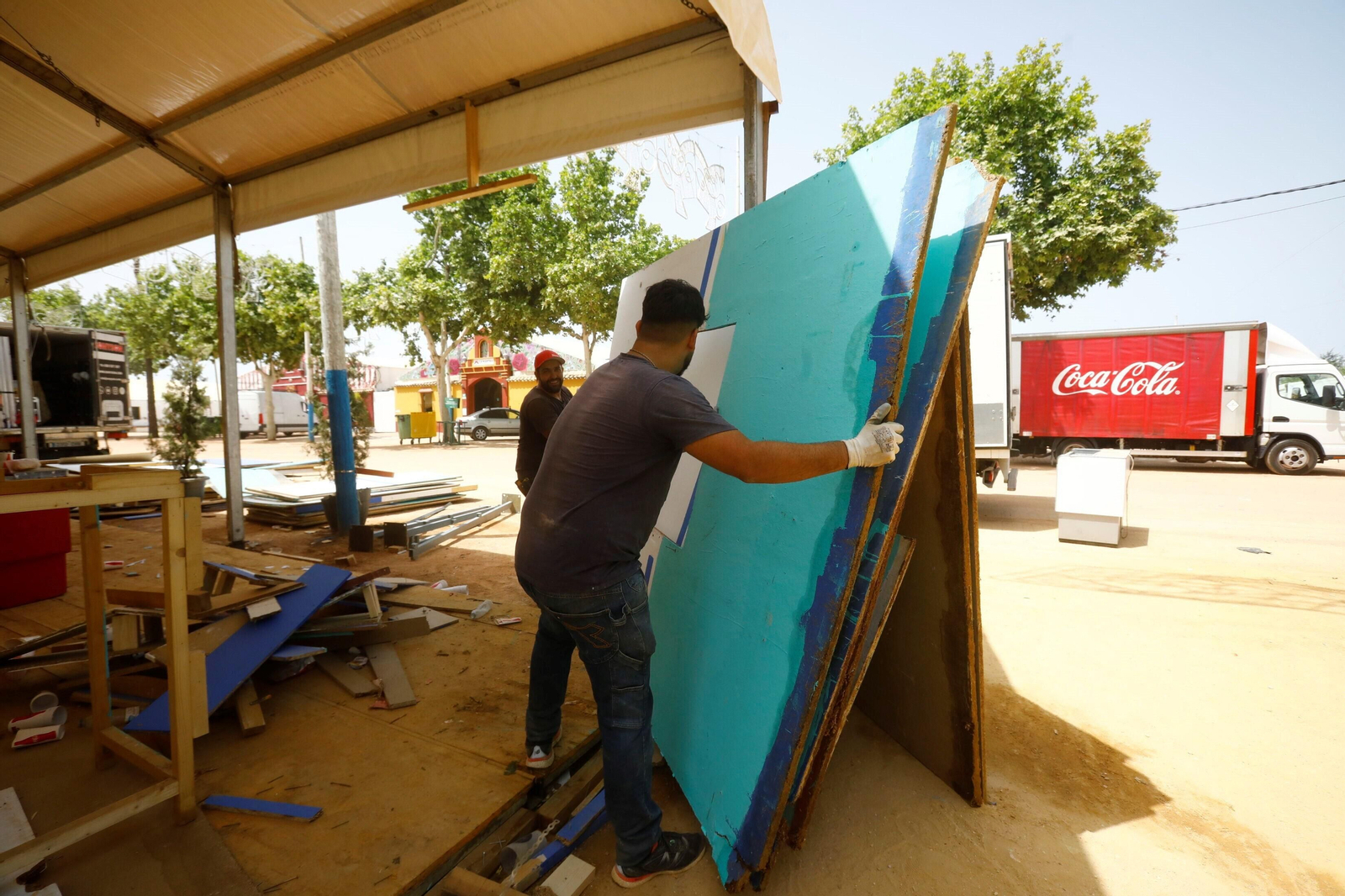 El desmontaje de las casetas de la Feria de Córdoba en El Arenal, en imágenes