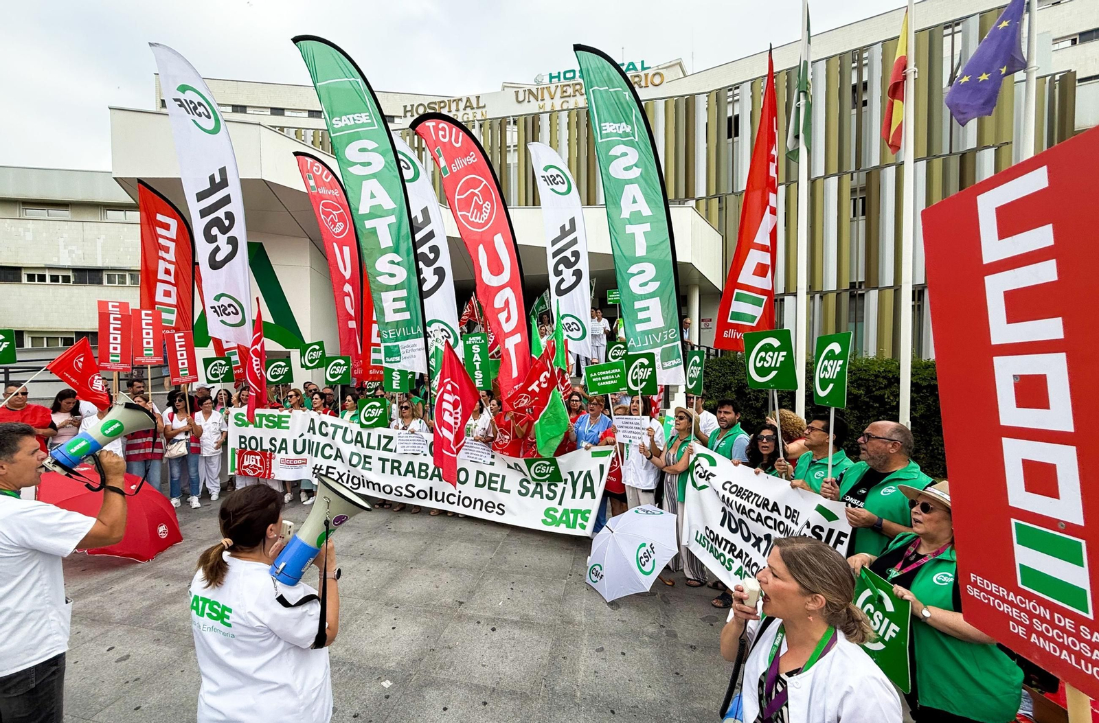 Concentración de los sindicatos en la entrada del Virgen Macarena.
