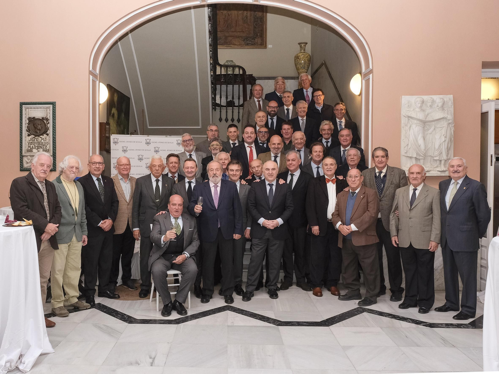 Foto de familia en el patio de la sede del Ateneo.