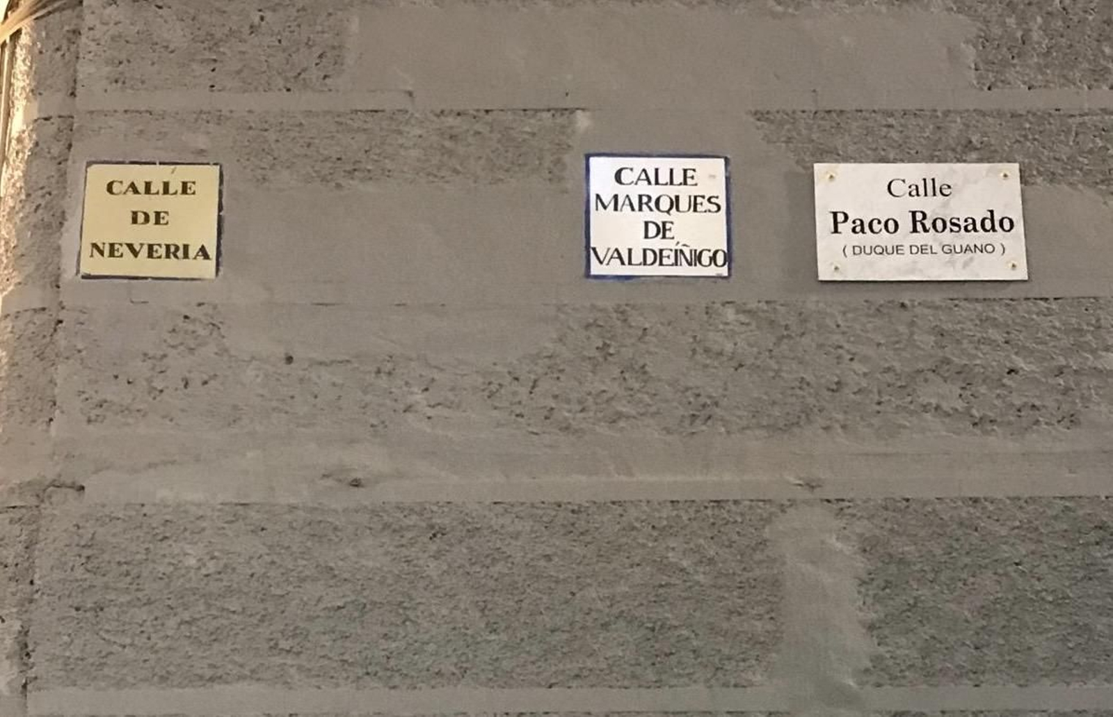 Calle con tres nombres