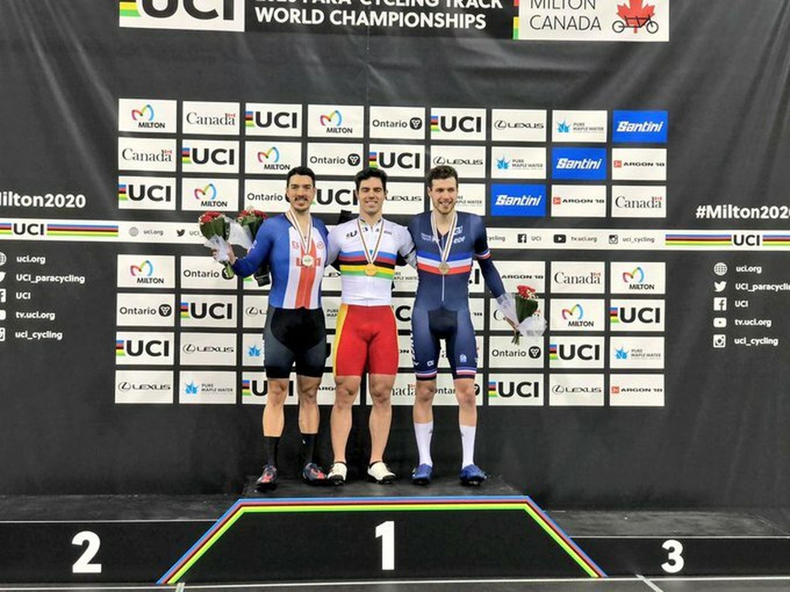 Alfonso Cabello, escoltado por Murphy y Foulon, tras su victoria en el kilómetro contrarreloj.