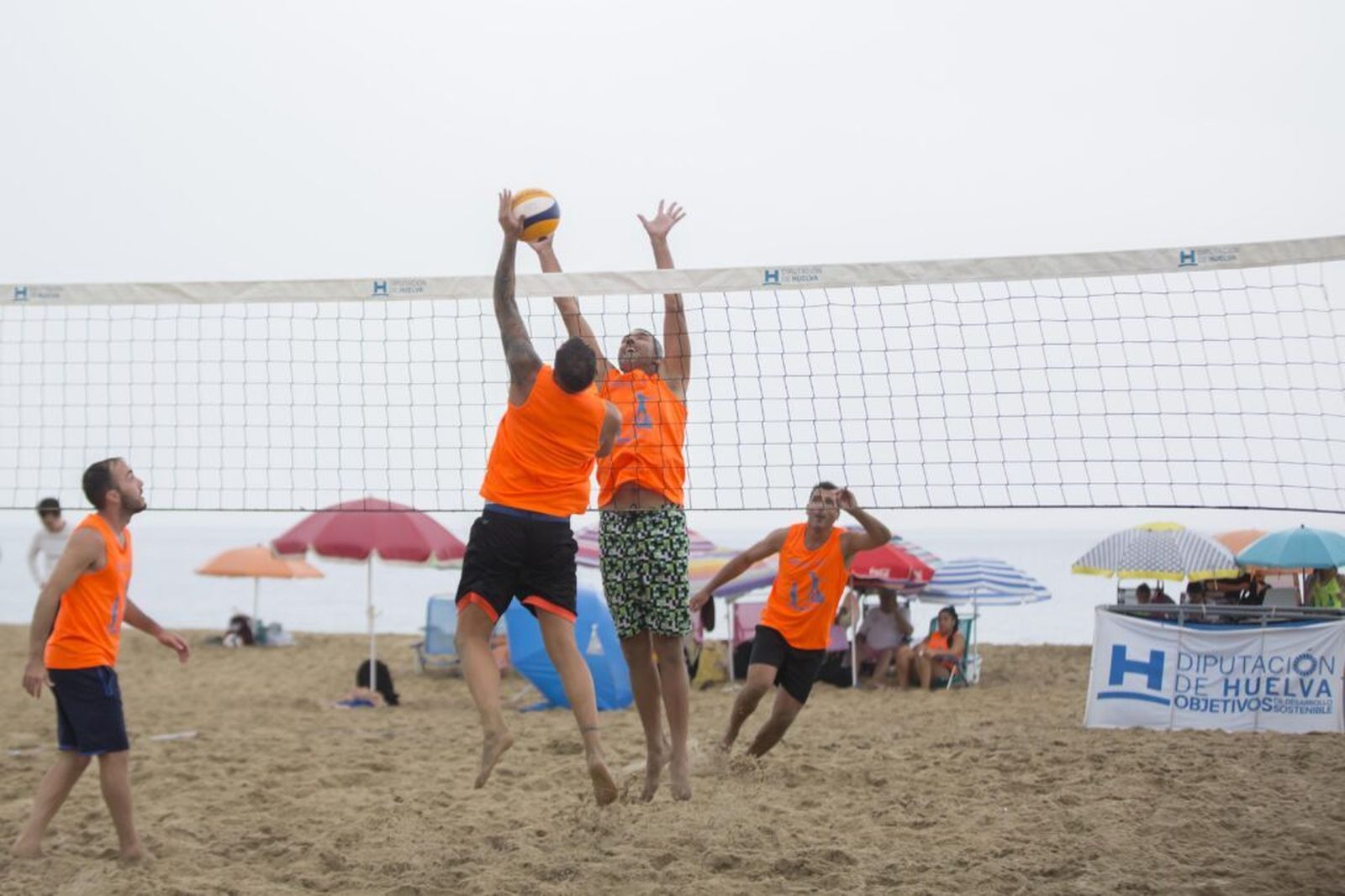 Uno de los partidos de voley playa del circuito de la Diputación de Huelva.