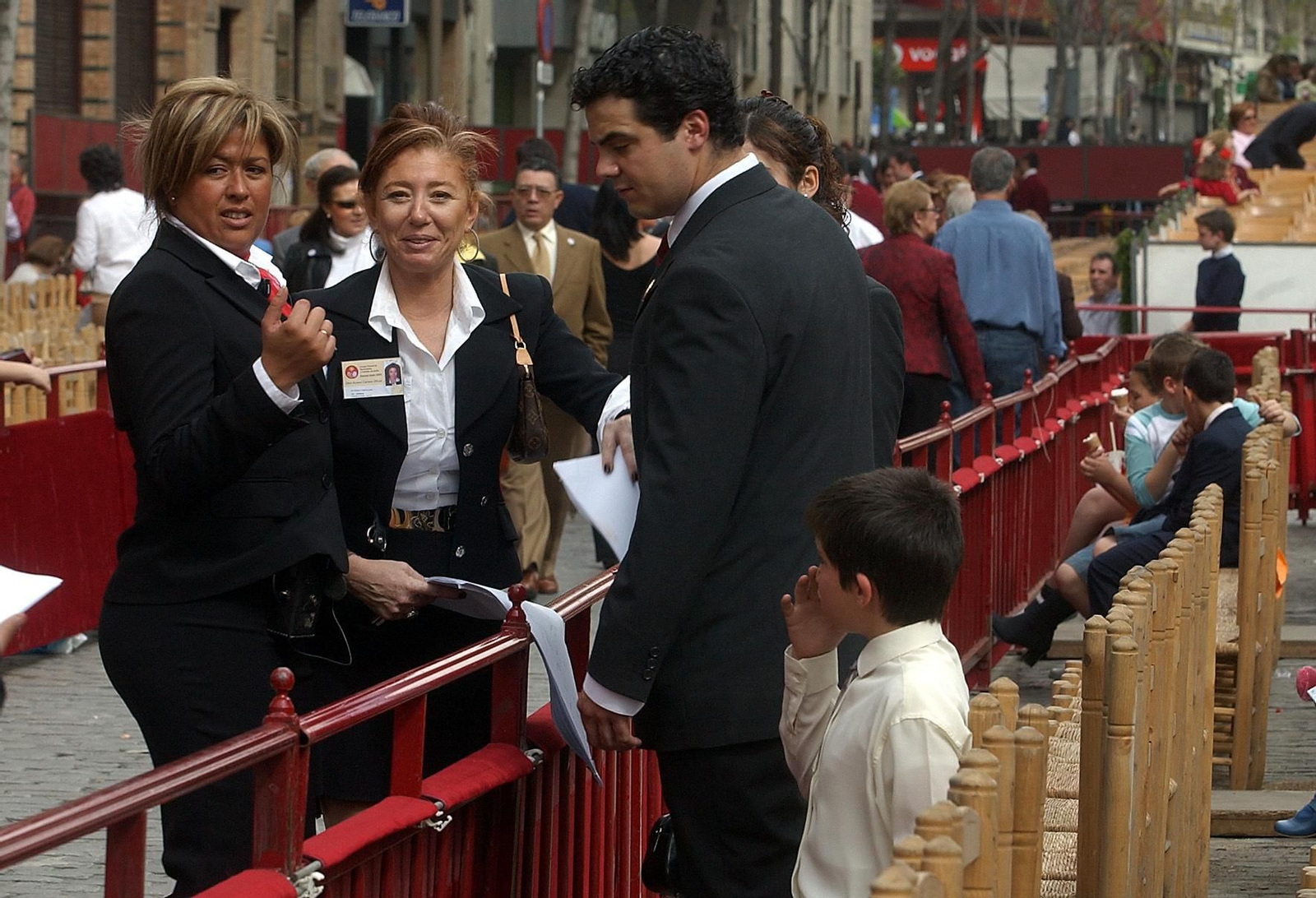 Un niño sentado en una silla en la Campana.