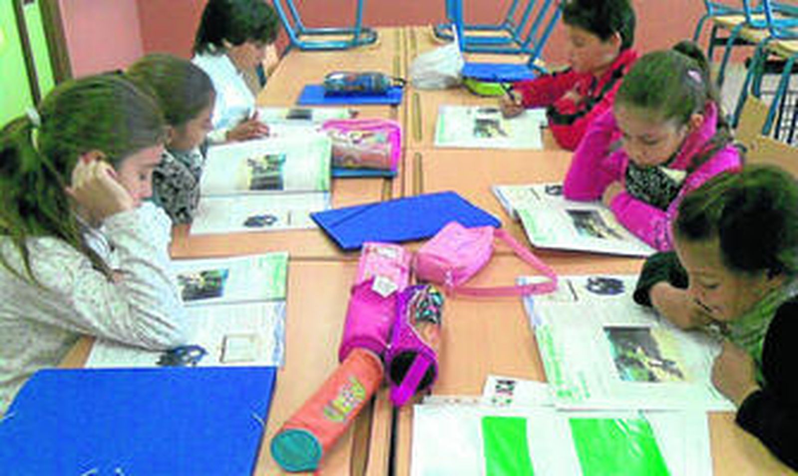 Un grupo de escolares durante una clase de la asignatura de religión evangélica, en un centro de la provincia.