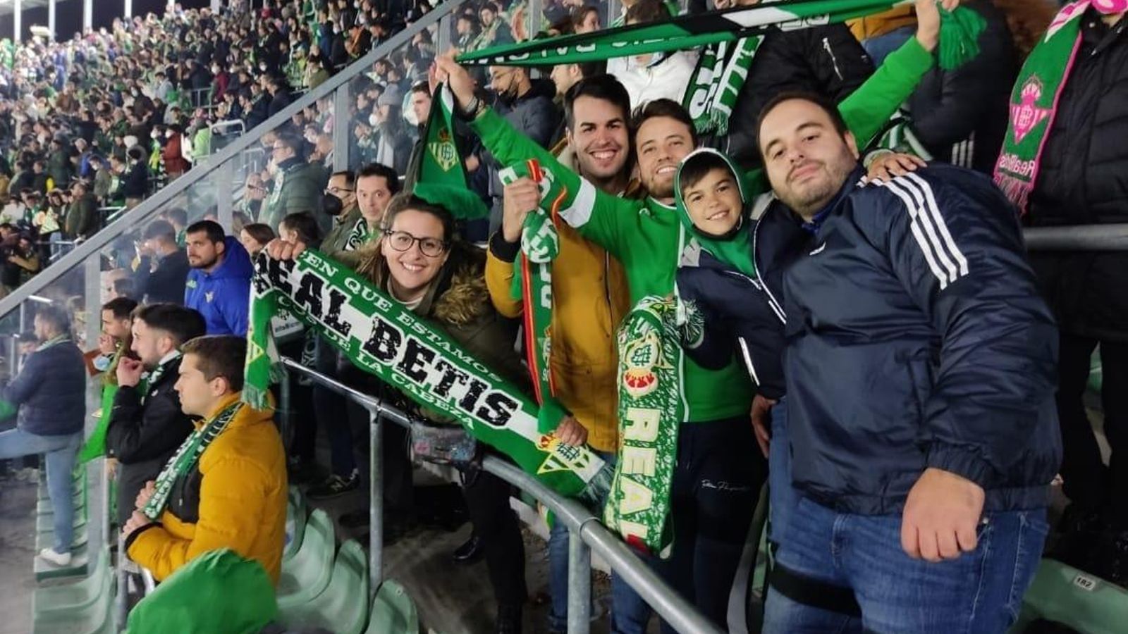 Ismael con familia y amigos en el Betis