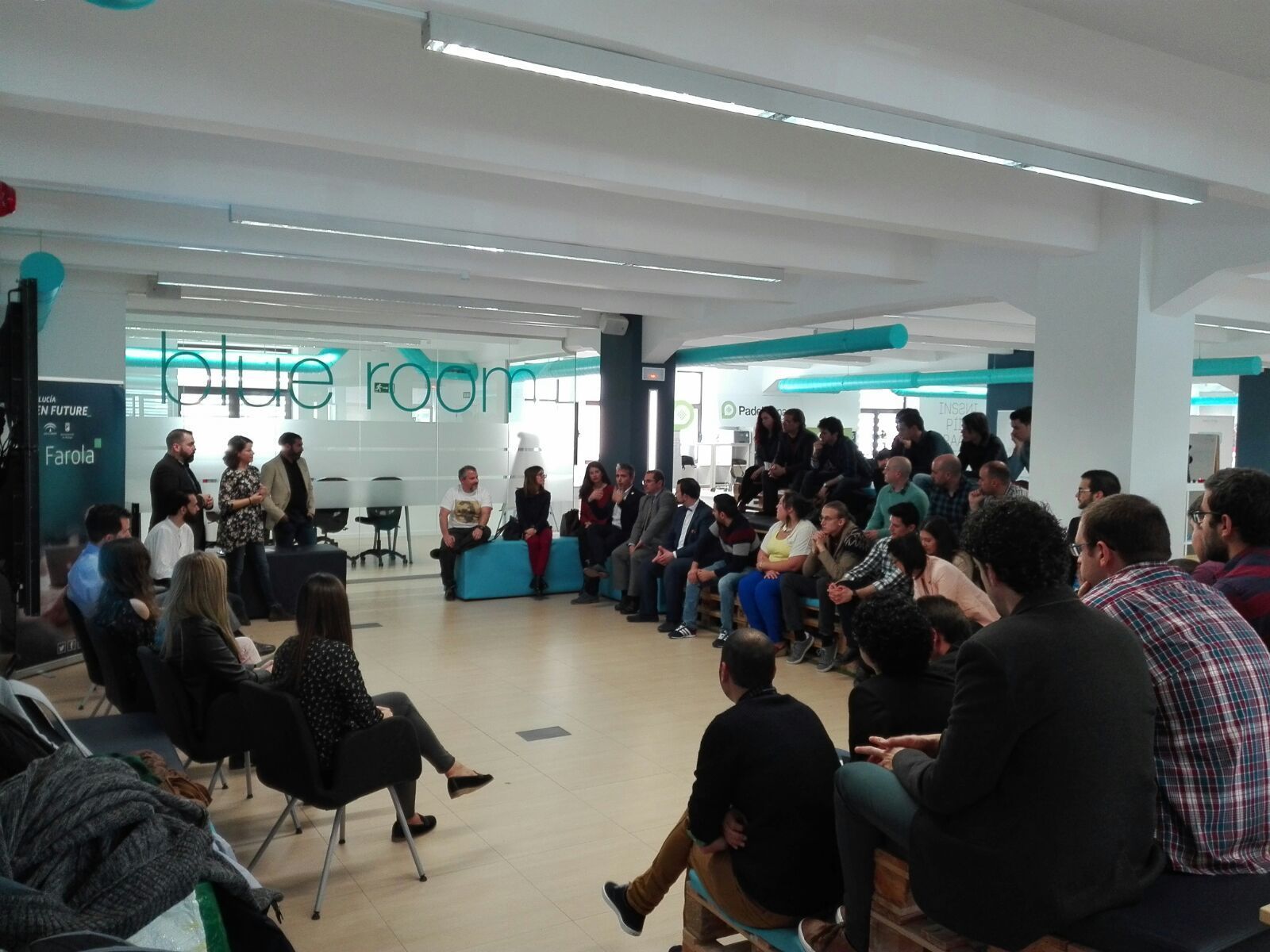 Un momento del encuentro con cinco alumnos del programa 'Empleo Digital' en La Farola, en Málaga.