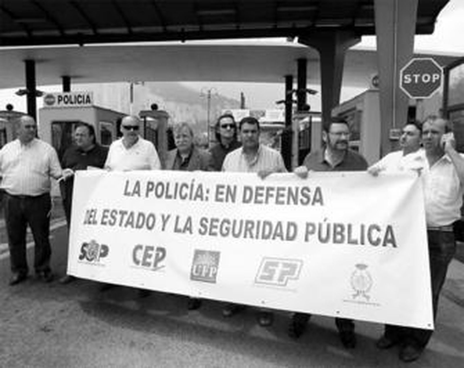 Portavoces sindicales policiales protestan ante el puesto fronterizo de Gibraltar, el pasado 9 de julio.