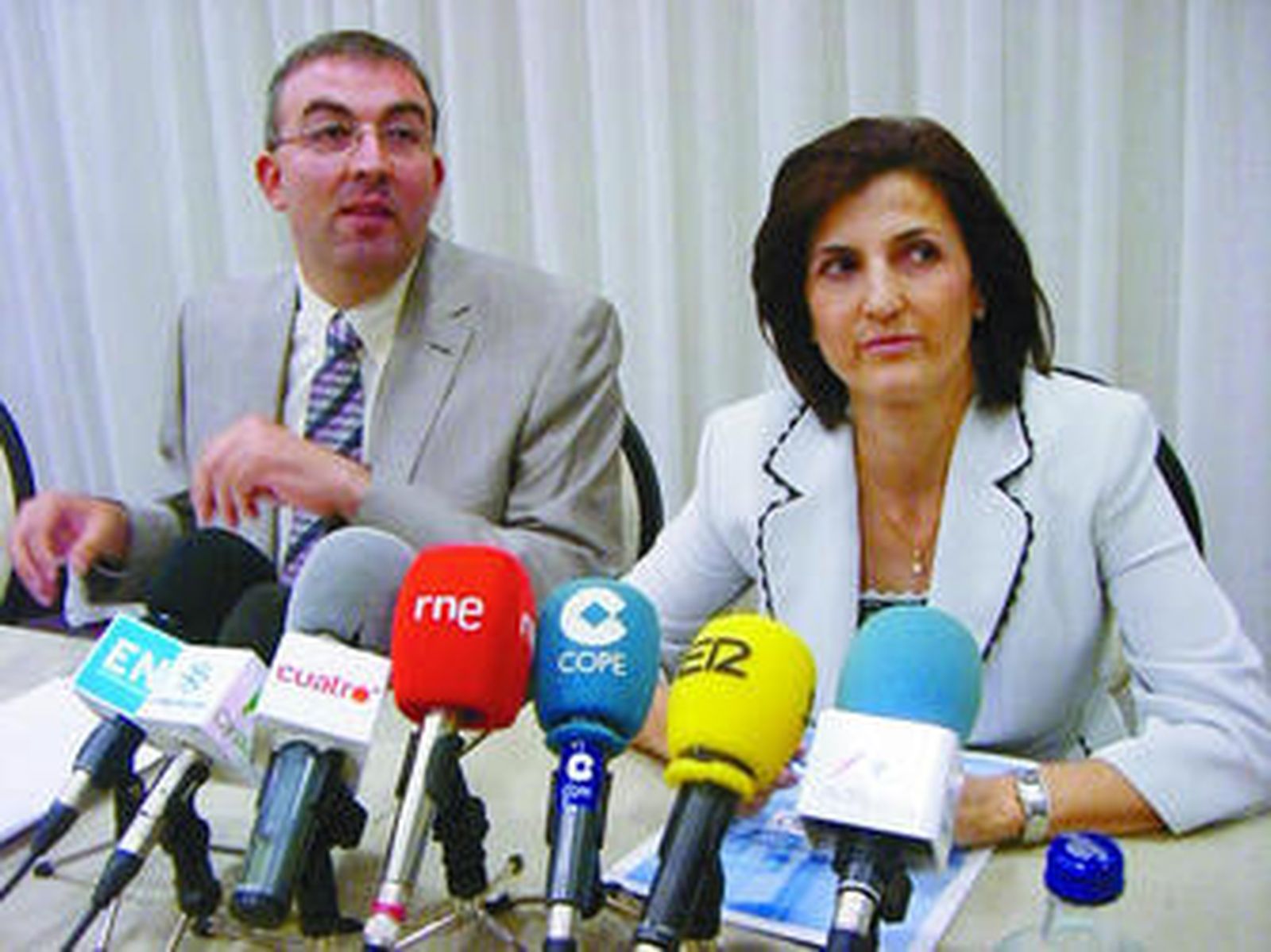 David Valadez, junto a Cristina Rodríguez, en la rueda de prensa de ayer.