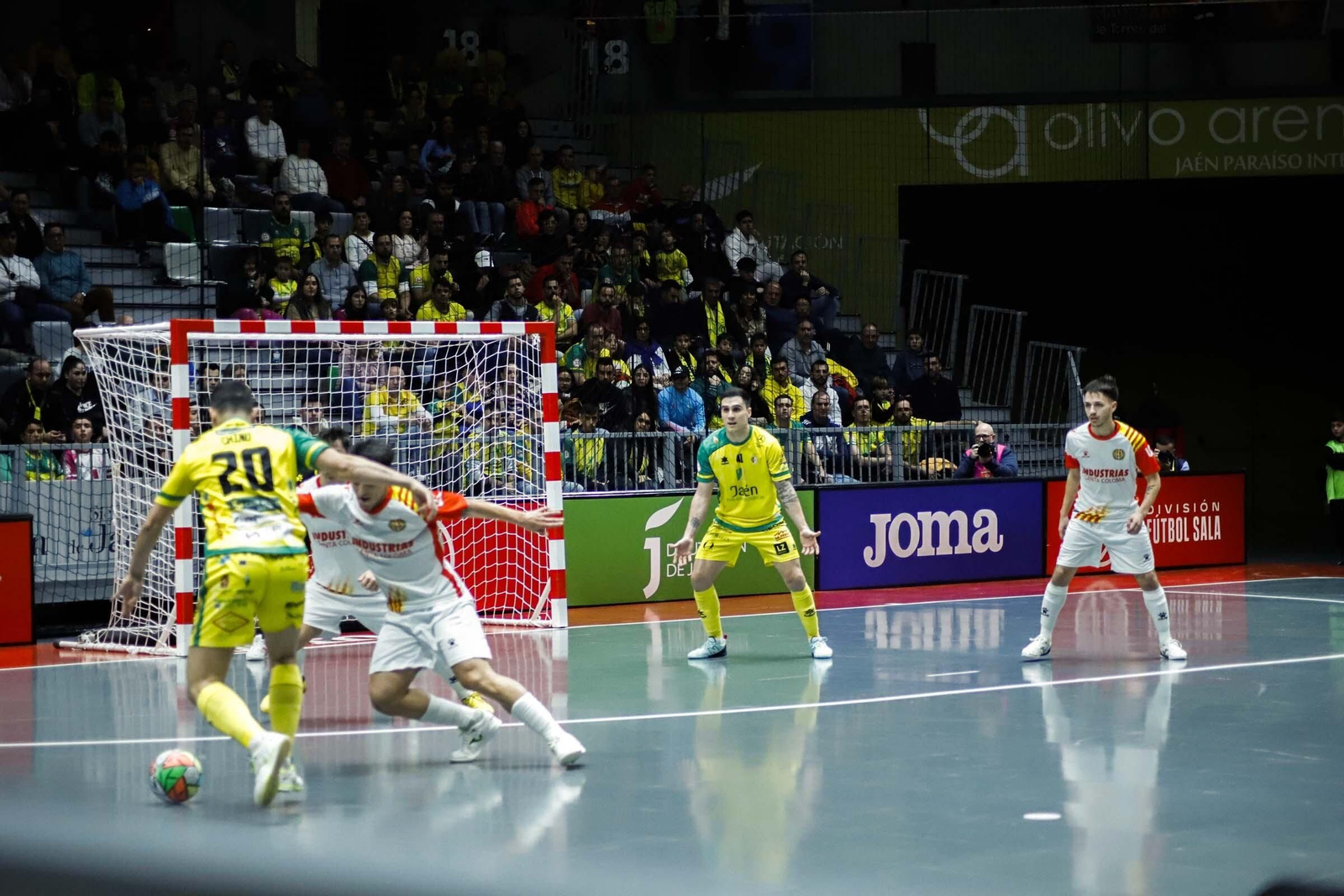 Momentos del partido frente a Industrias Santa Coloma en el Olivo Arena