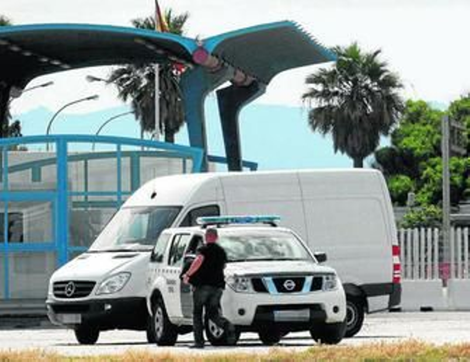 Imagen de la furgoneta, custodiada por la Guardia Civil, con el material conservado hasta ayer en el Peñón.