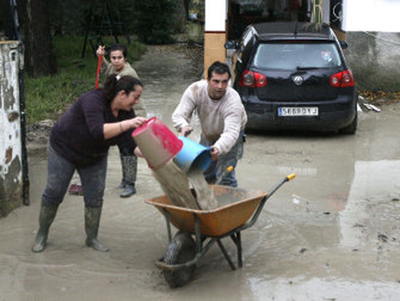Los desbordamientos y las lluvias inundan viviendas en Castro del Río y Aguilar