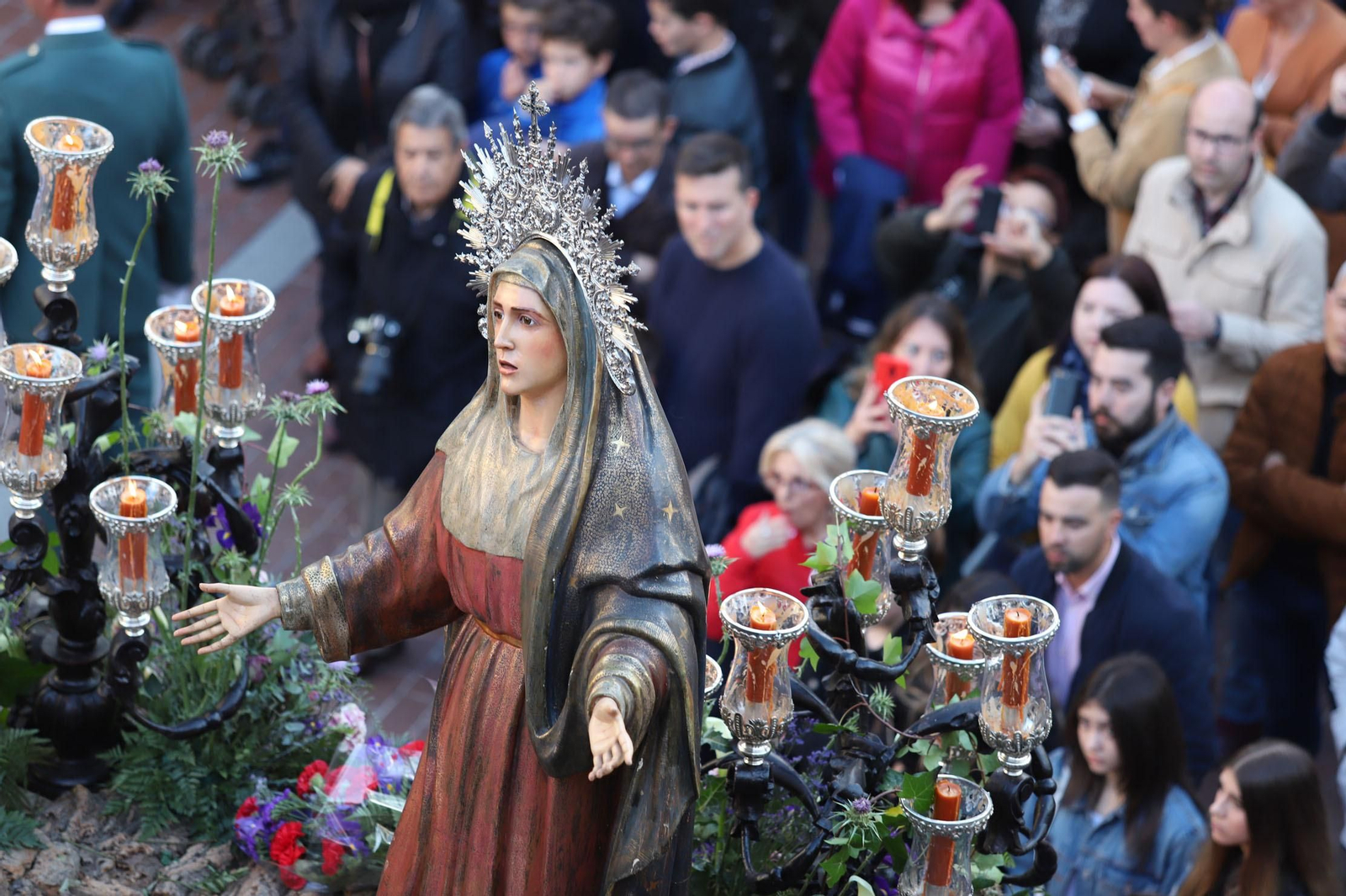 Imágenes de la procesión del Descendimiento por las  calles de Huelva