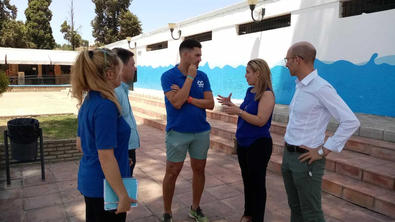 La alcaldesa de Alcalá de Guadaíra visita las instalaciones de la piscina de San Juan.