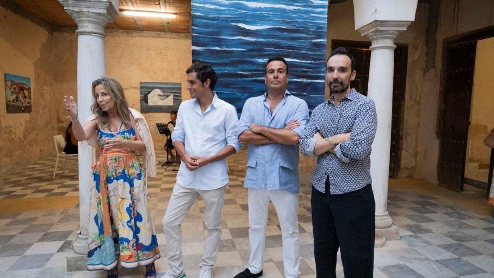 Cristina Carrillo de Albornoz, Gabriel Suárez, Iván Llanza, y Cesár Jiménez durante la inauguración de la exposición ’La gran Ola’, en el palacete Fernán Caballero, en el Puerto de Santa María.