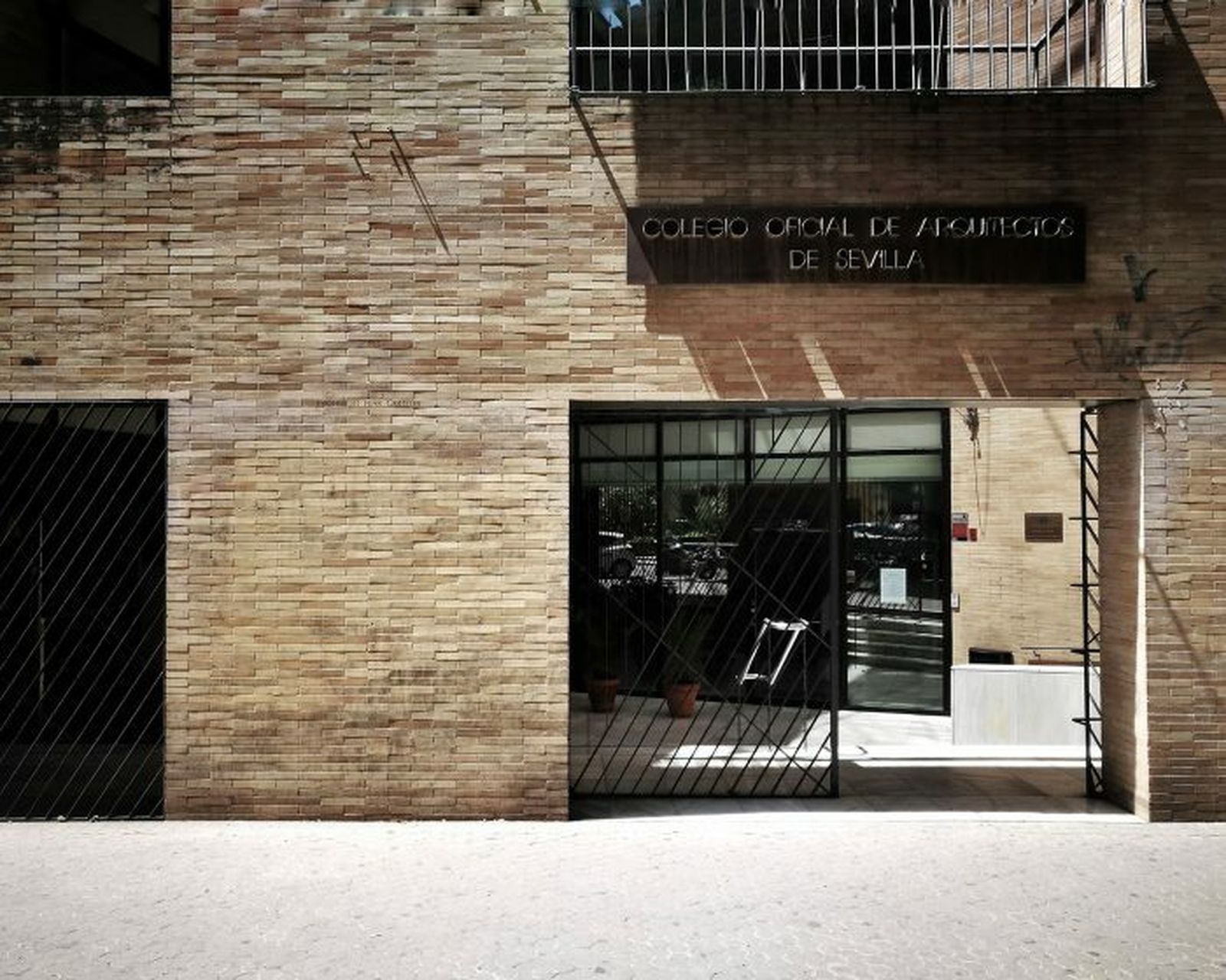 Puerta principal de entrada del Colegio de Arquitectos de Sevilla, en la Plaza de San Pedro.