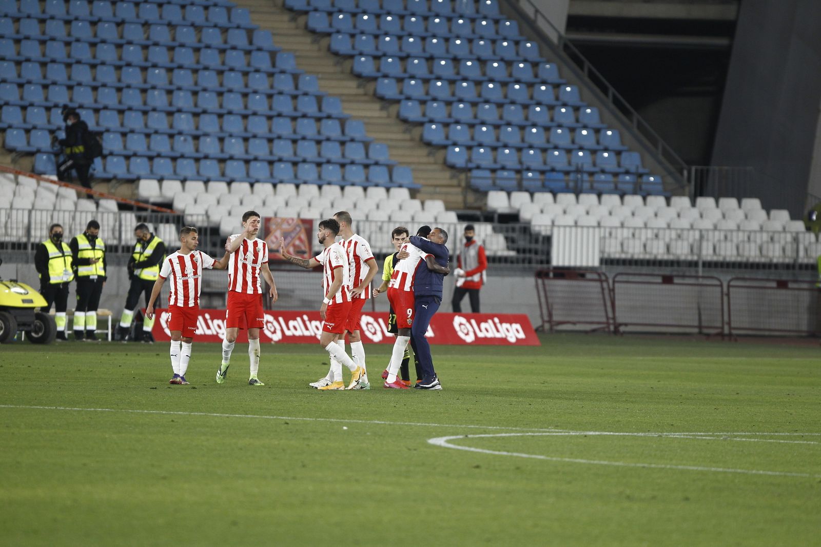 Abrazo al final del partido.