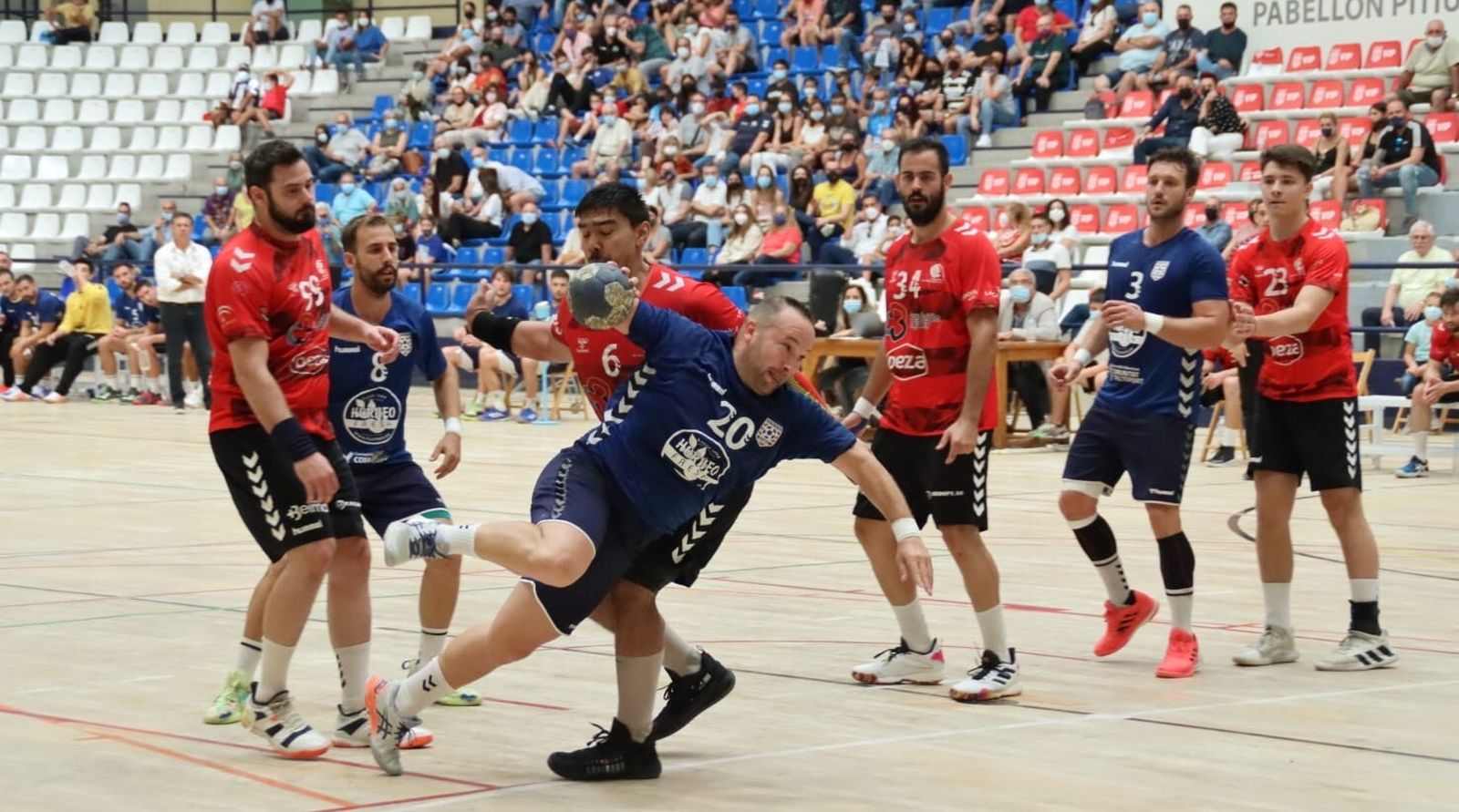 La defensa del Cajasur Córdoba BM trata de frenar un ataque del Eón Horneo Alicante.