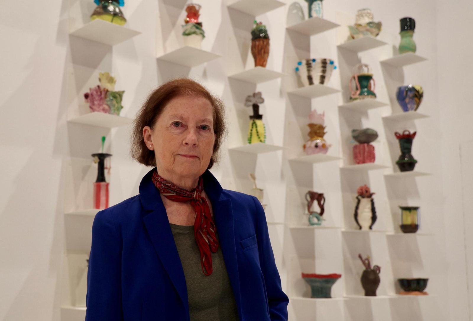 Concha Ybarra ante una de las instalaciones cerámicas de la exposición.