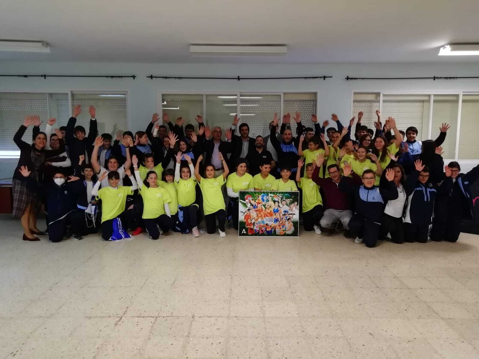 Josué Brachi, con alumnos del Sagrada Familia y autoridades presentes en el acto del programa Mentor10.