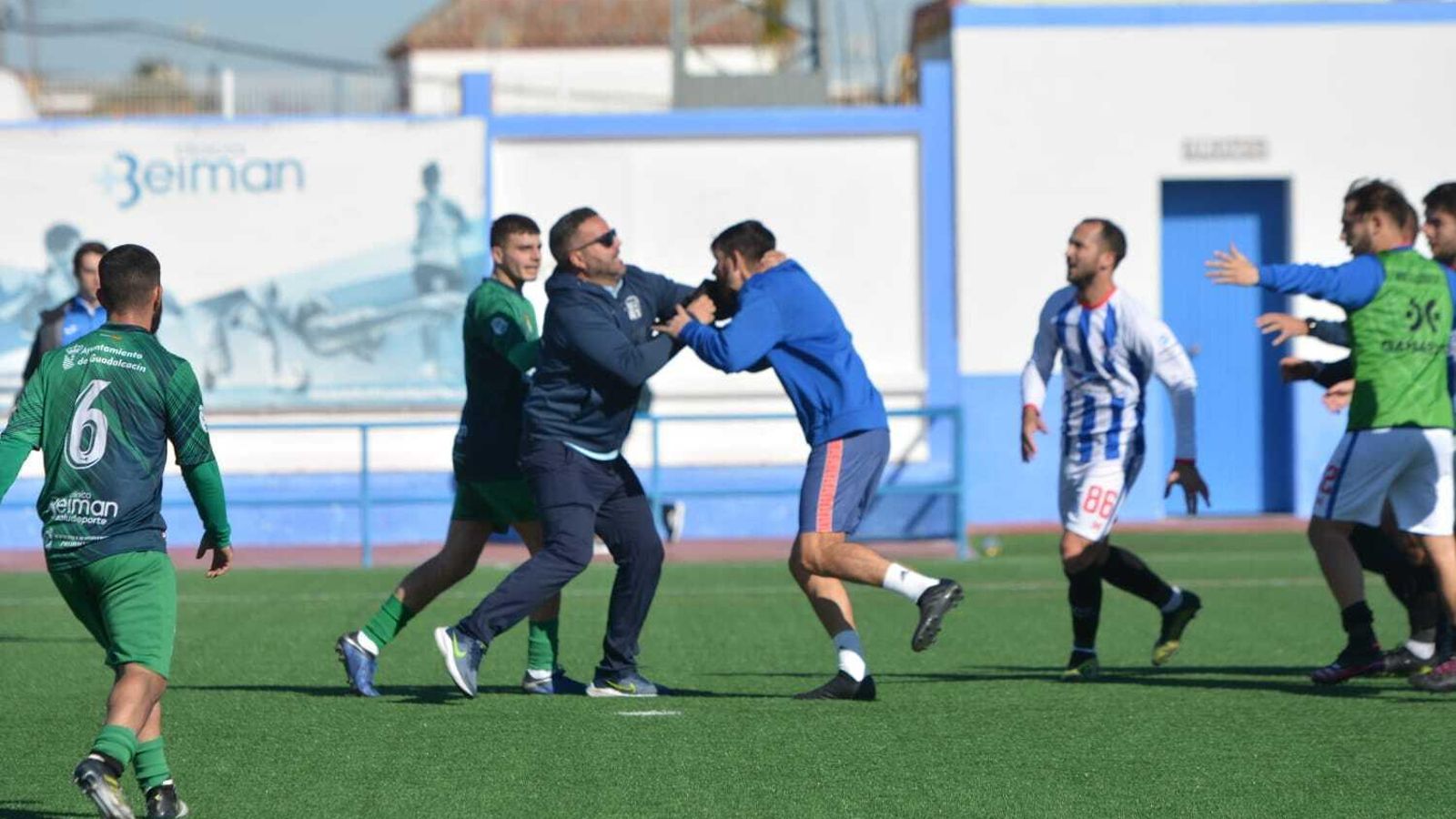 Un momento de la monumental pelea sobre el verde.