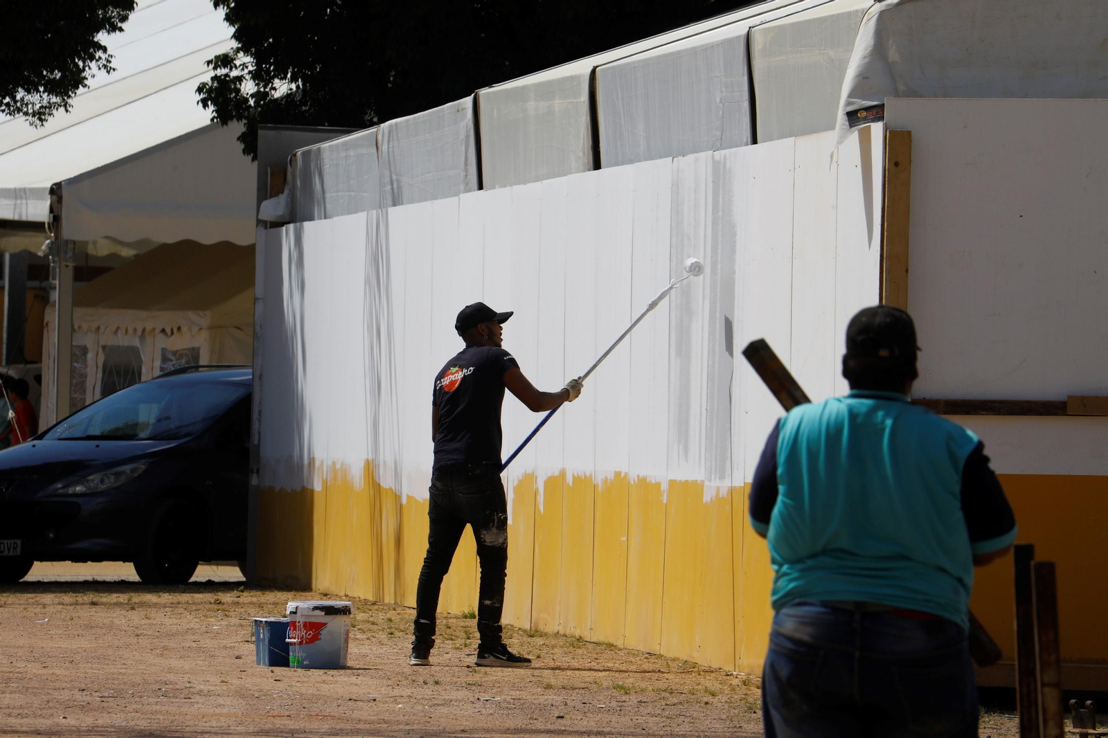 Los preparativos de las casetas de la Feria de Córdoba, en imágenes