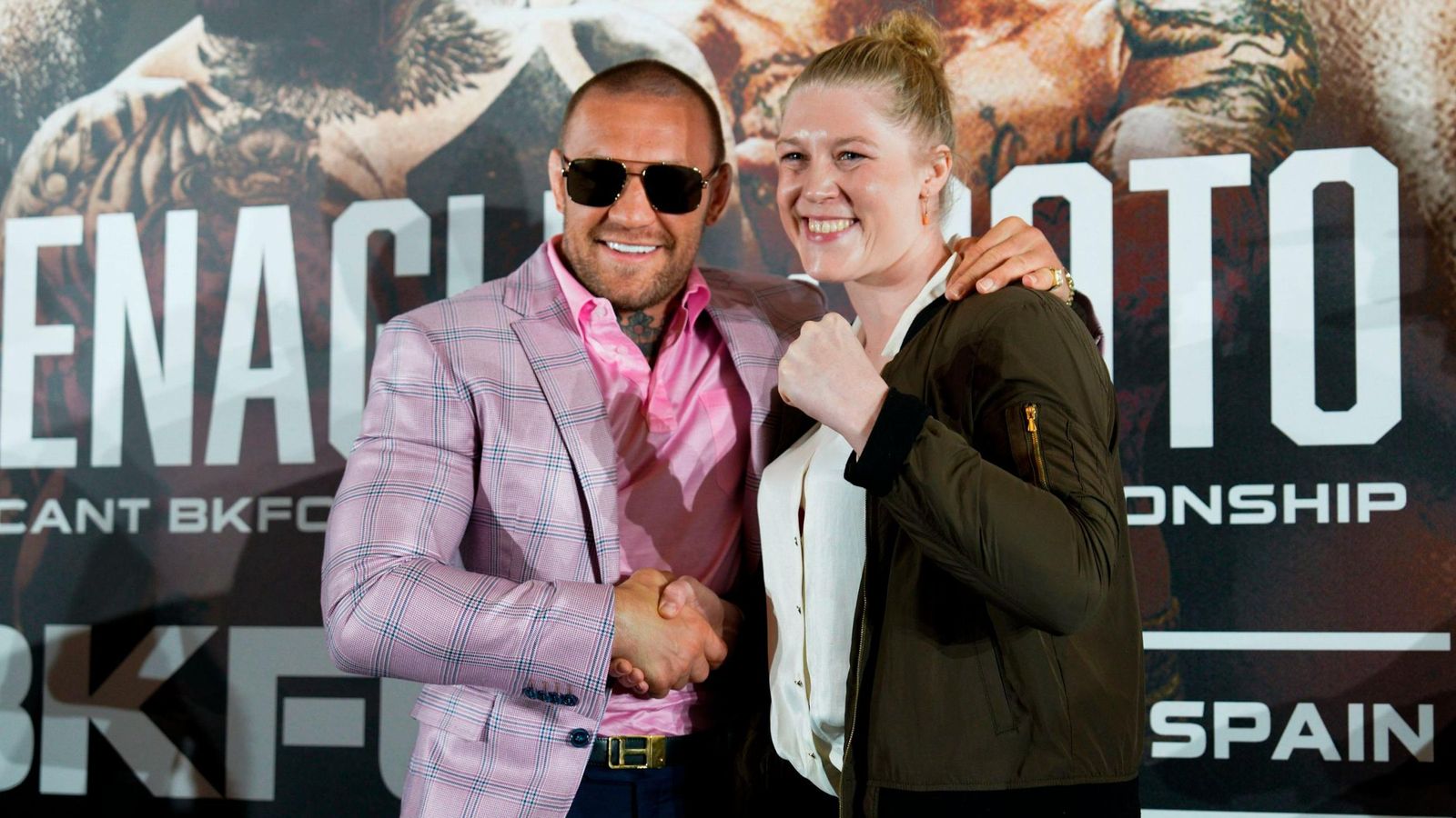 Conor Mcgregor y Hannah Rankin en la presentación de la BKFC.