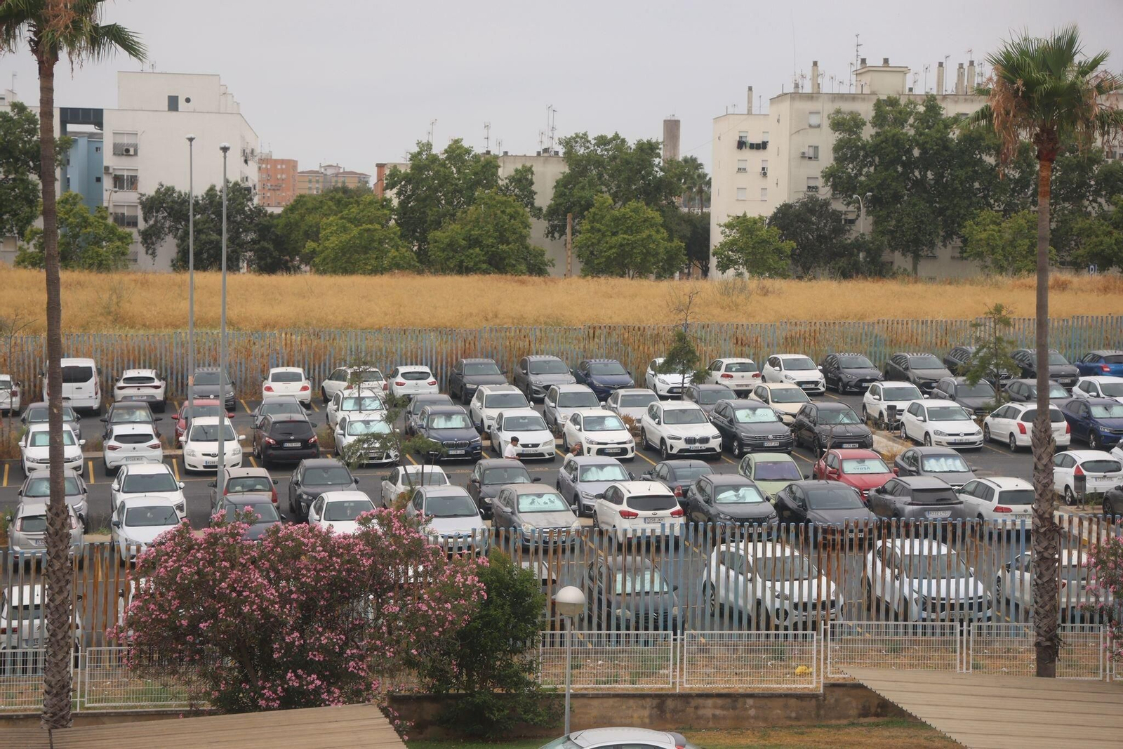 Aparcamiento anexo al Hospital Juan Ramón Jiménez.