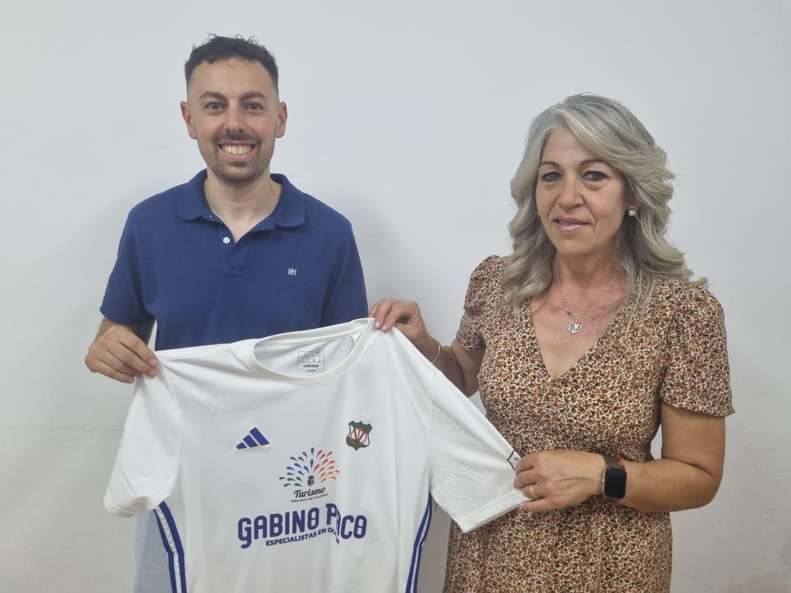 Sergio Carrión, junto a Dolores Romero, presidenta del club.