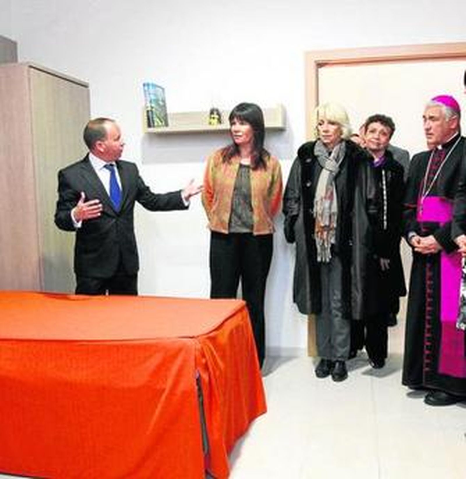 Navarro, Martínez y Zornoza, durante la visita realizada ayer a San Juan de Dios tras su inauguración.
