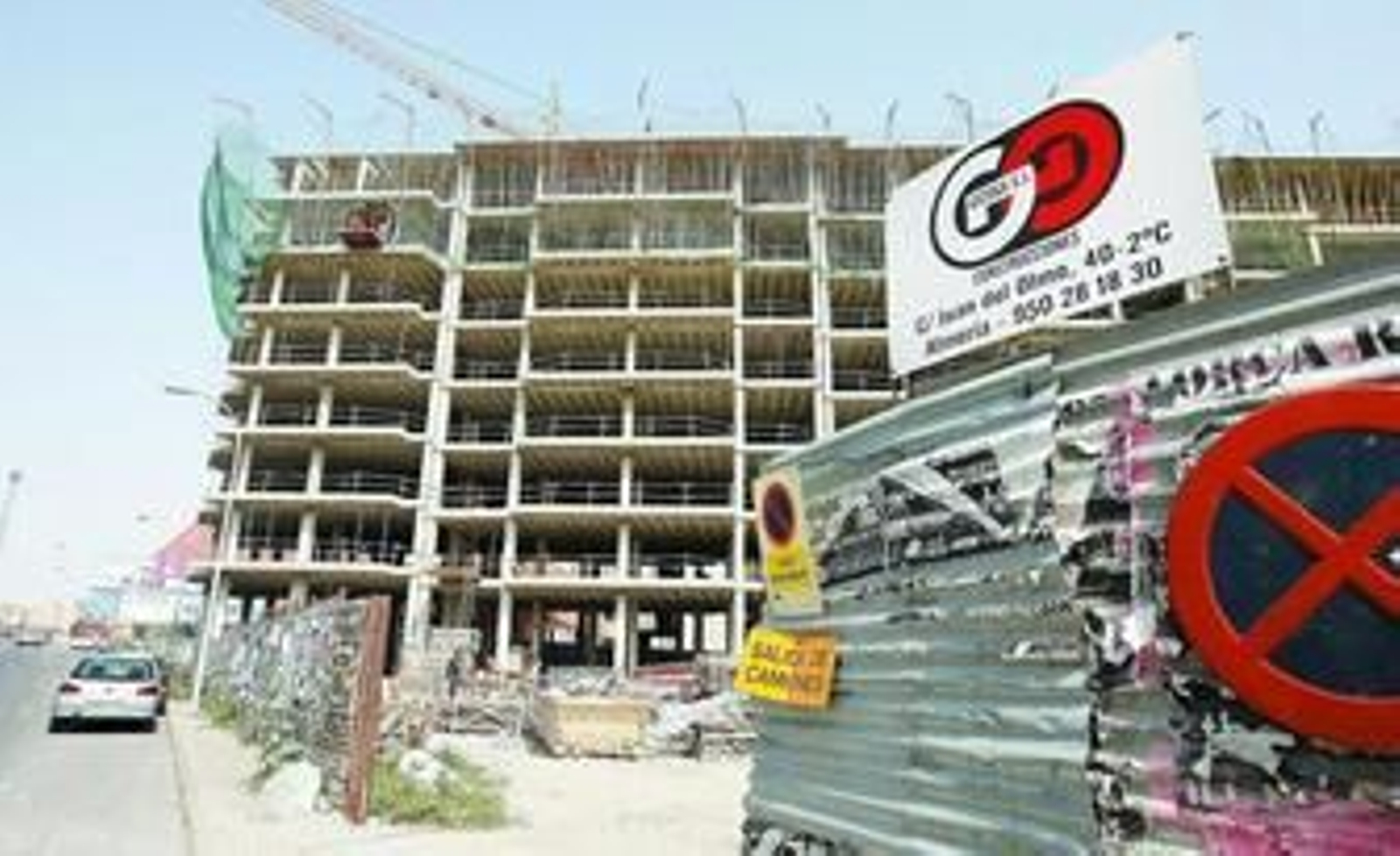 Un grupo de obreros trabaja en lo alto de una obra en Almería.