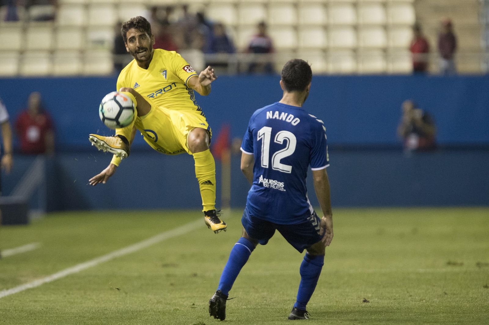 Carpio salta para golpear el balón con su pierna derecha en el transcurso de un partido.