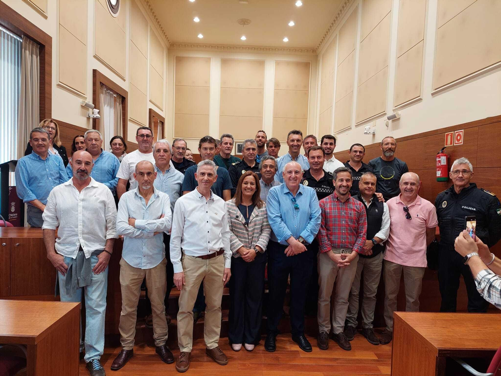 Los dos policías locales jubilados, acompañados por sus compañeros.