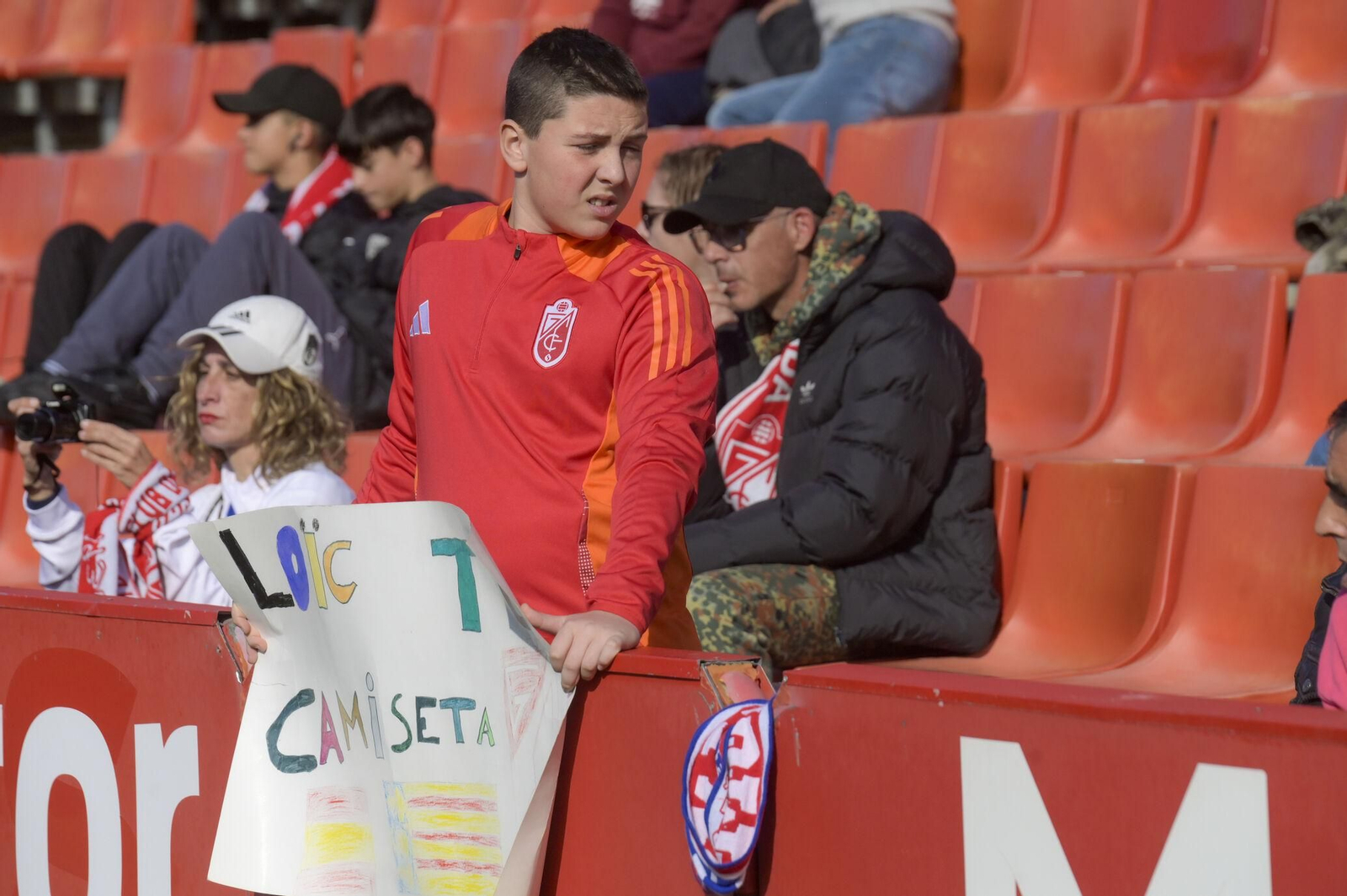 Encuéntrate en la grada y en el recibimiento al Granada CF