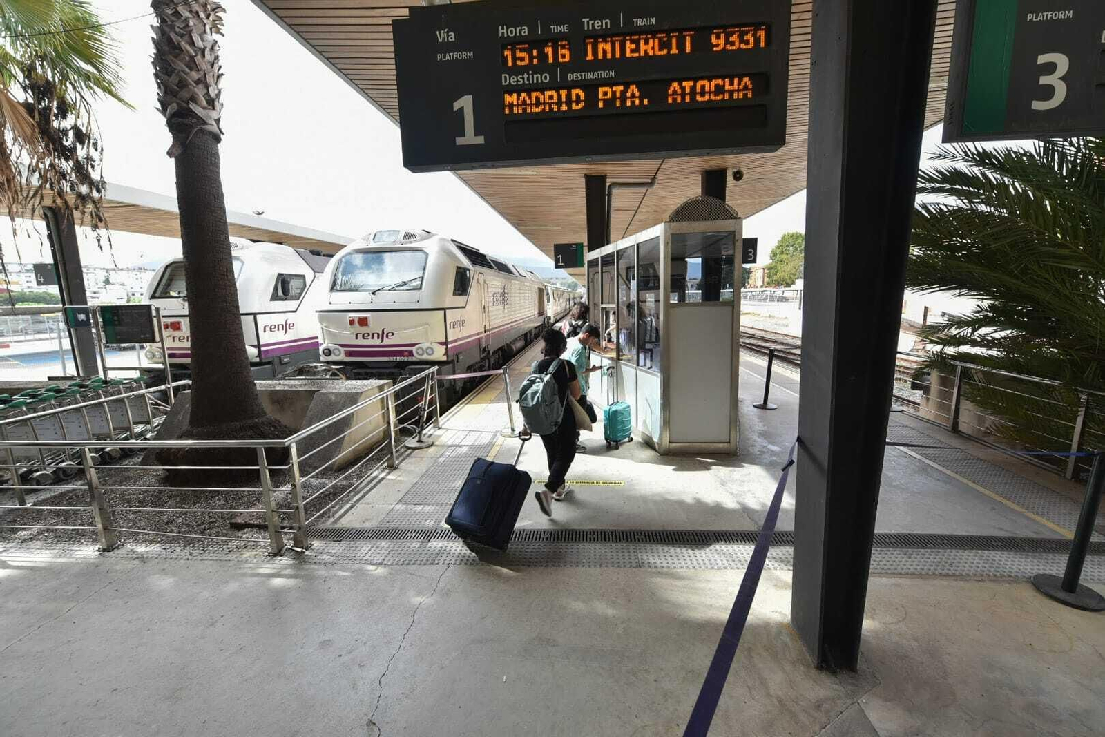 Usuarios embarcan en el tren de Algeciras a Madrid, este martes.