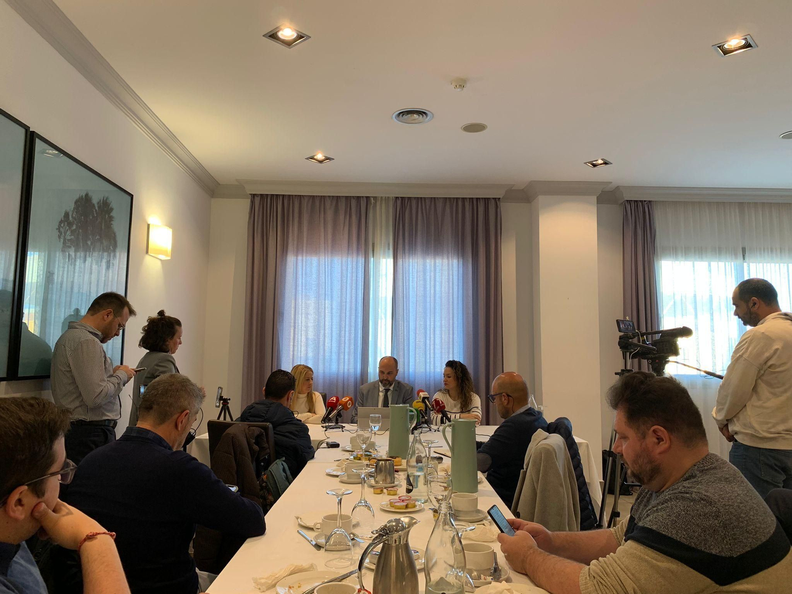 Miguel Alconchel, junto a May Gallego y Sara Lobato, este martes.