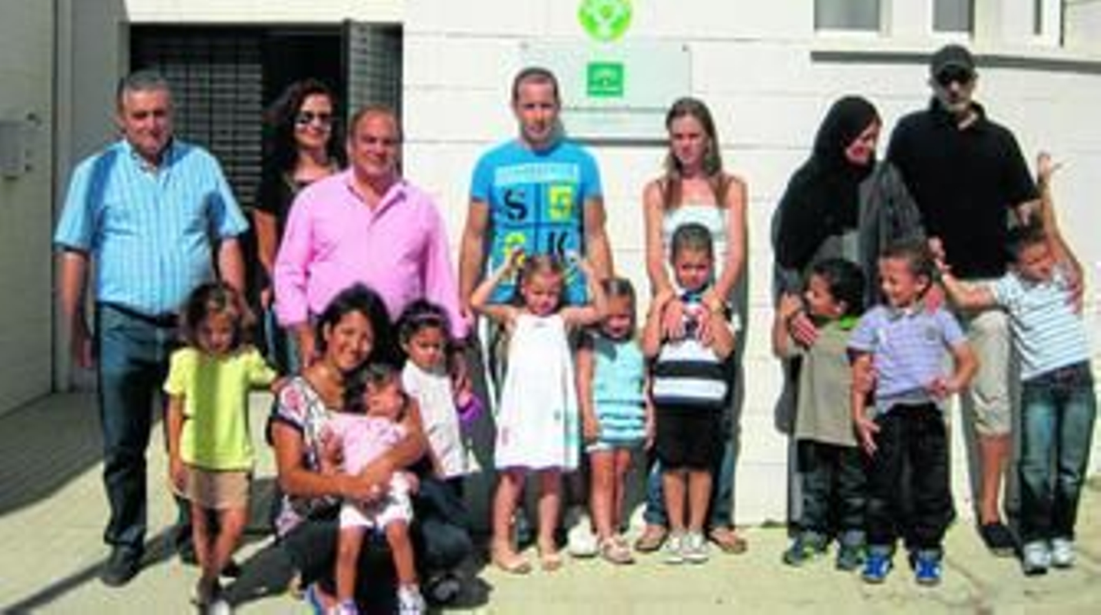 El alcalde, Jacinto Navarro (primero por la izquierda), junto a las tres nuevas familias que han rejuvenecido a la pequeña localidad de Bayárcal.