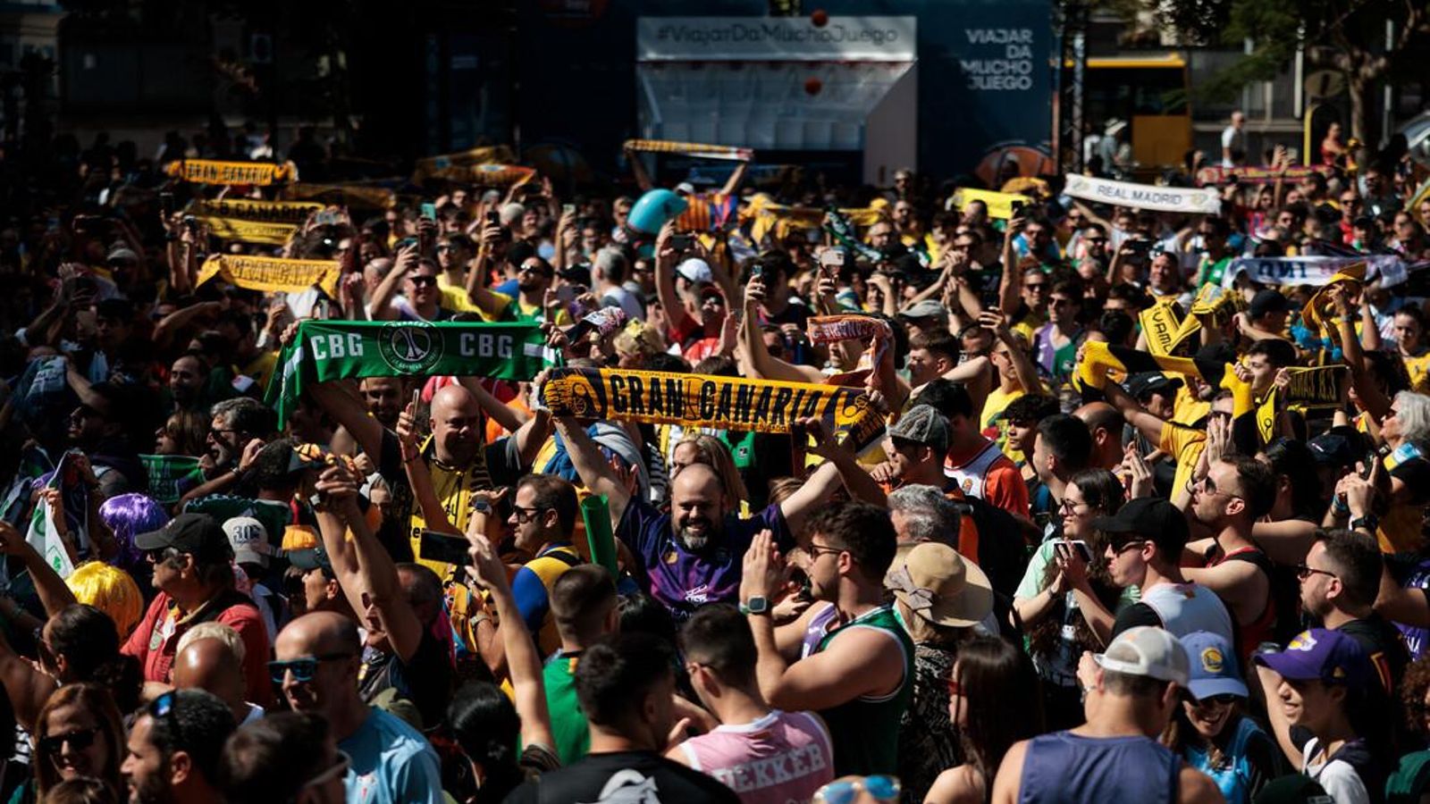 La gran fiesta de las aficiones en la Copa: Miles de personas toman las calles de Las Palmas